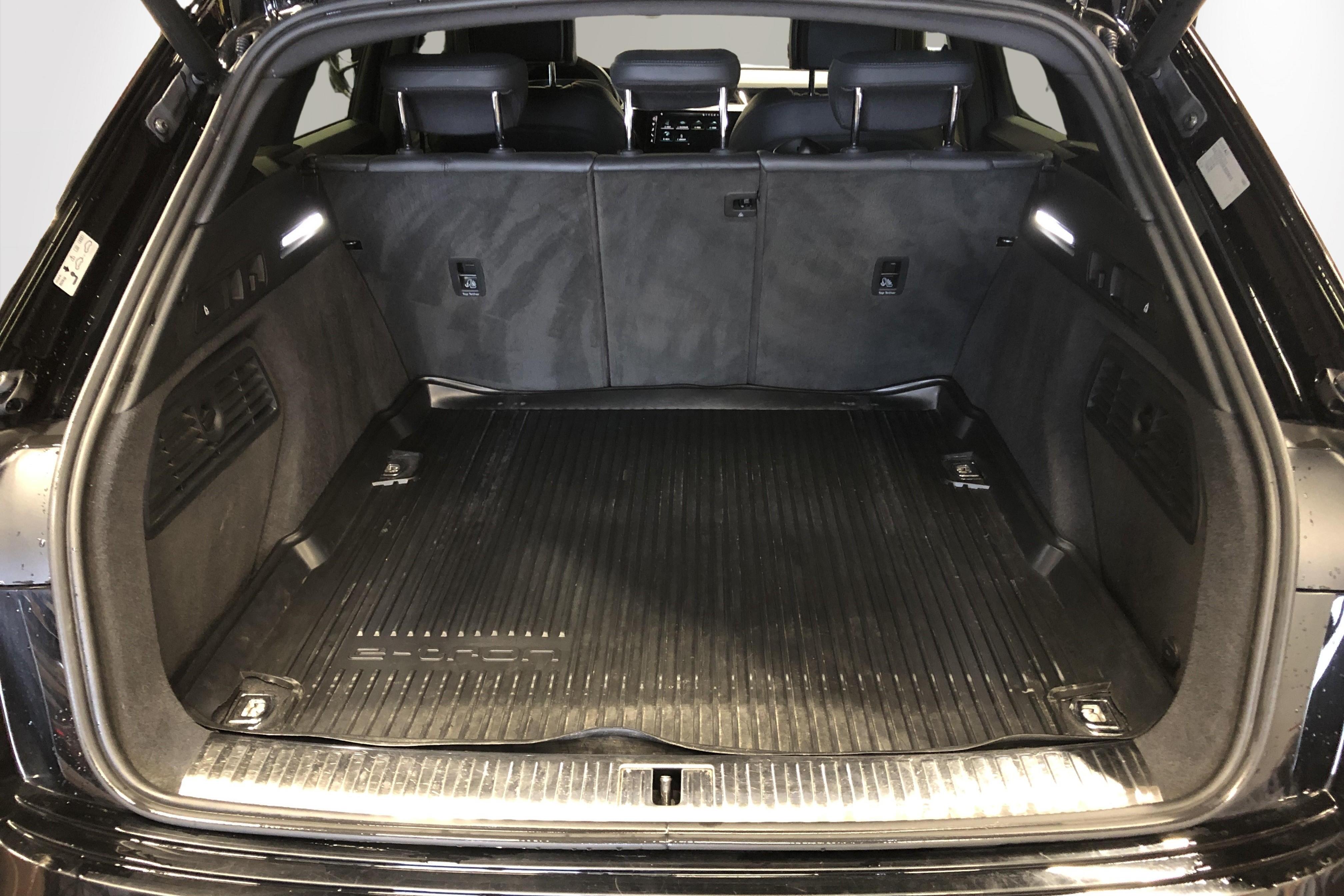 Audi e-tron 50 quattro 71 kWh (288hk) - 7 139 mil - Automat - svart - 2020