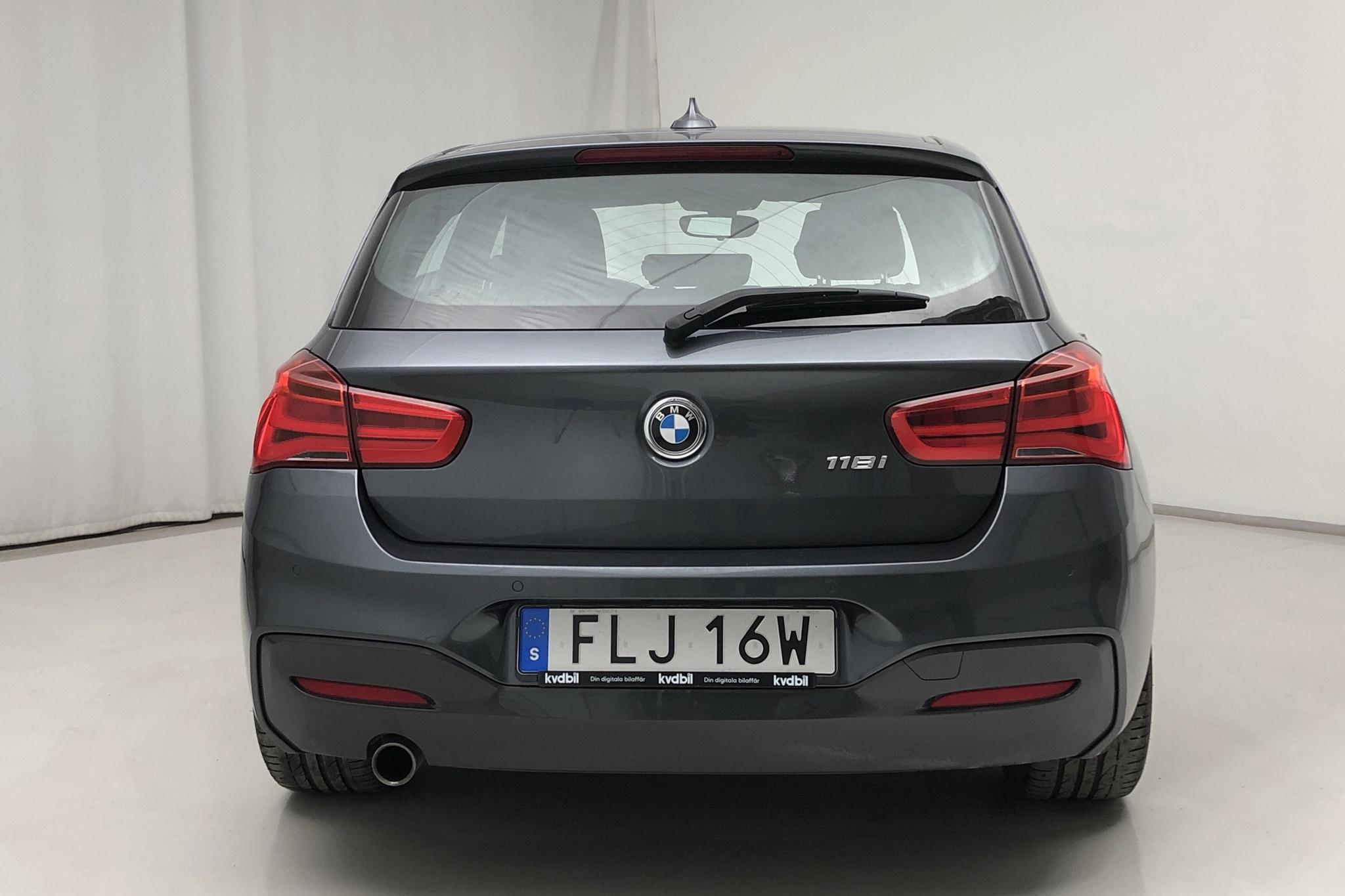 BMW 118i 5dr, F20 (136hk) - 113 970 km - Automatic - gray - 2019