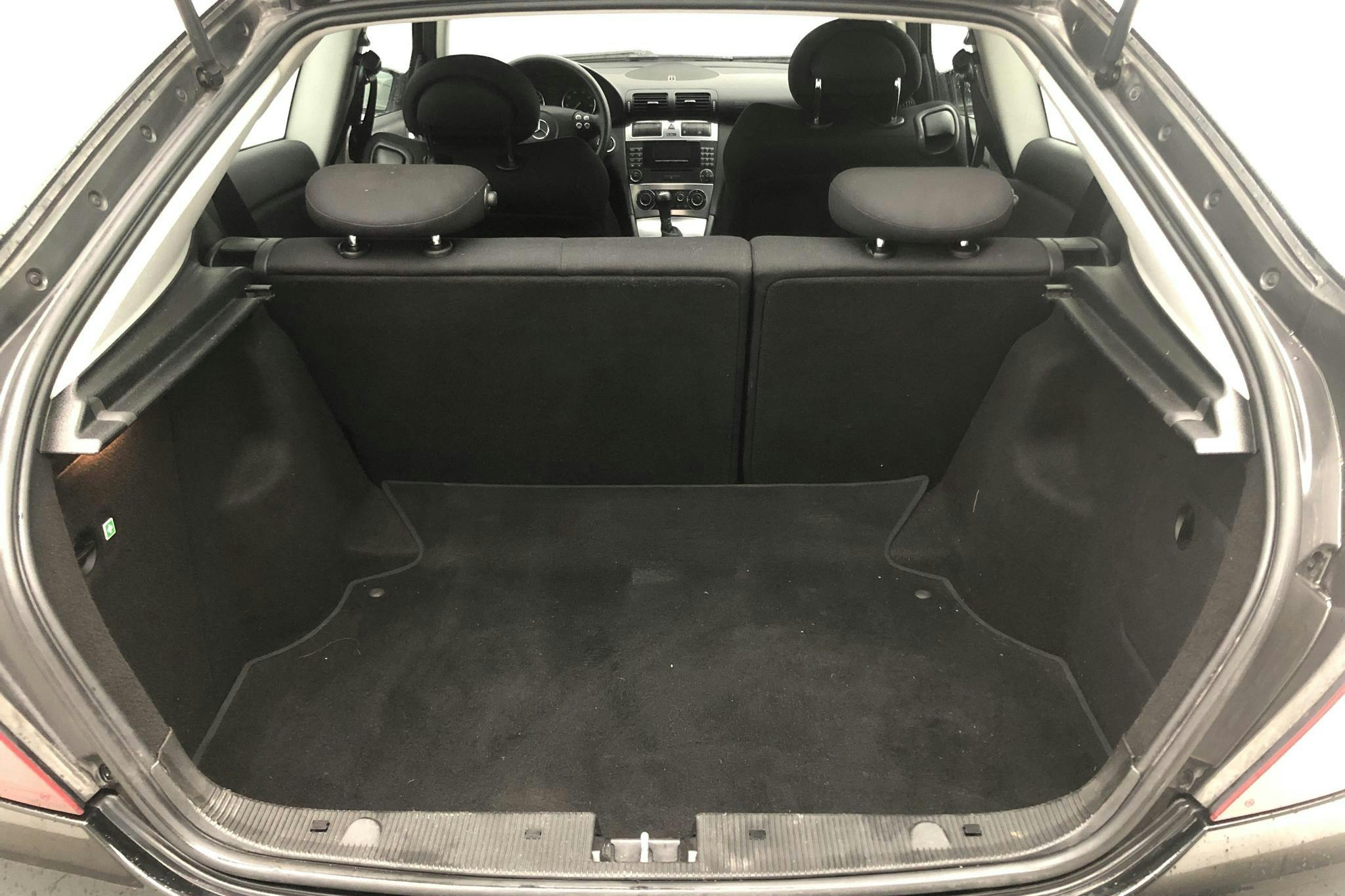 Mercedes C 230 Kompressor Sportcoupé W203 (193hk) - 125 560 km - Manual - black - 2005