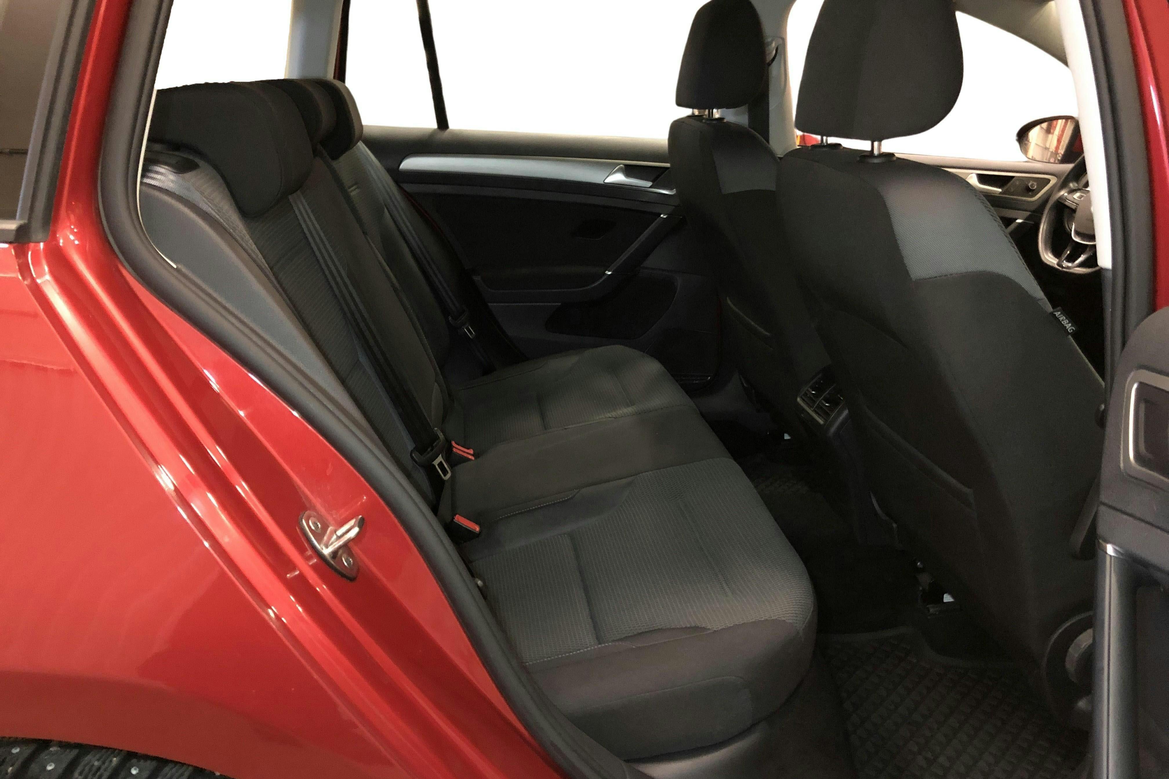 VW Golf VII 1.2 TSI Sportscombi (105hk) - 10 971 mil - Manuell - röd - 2014