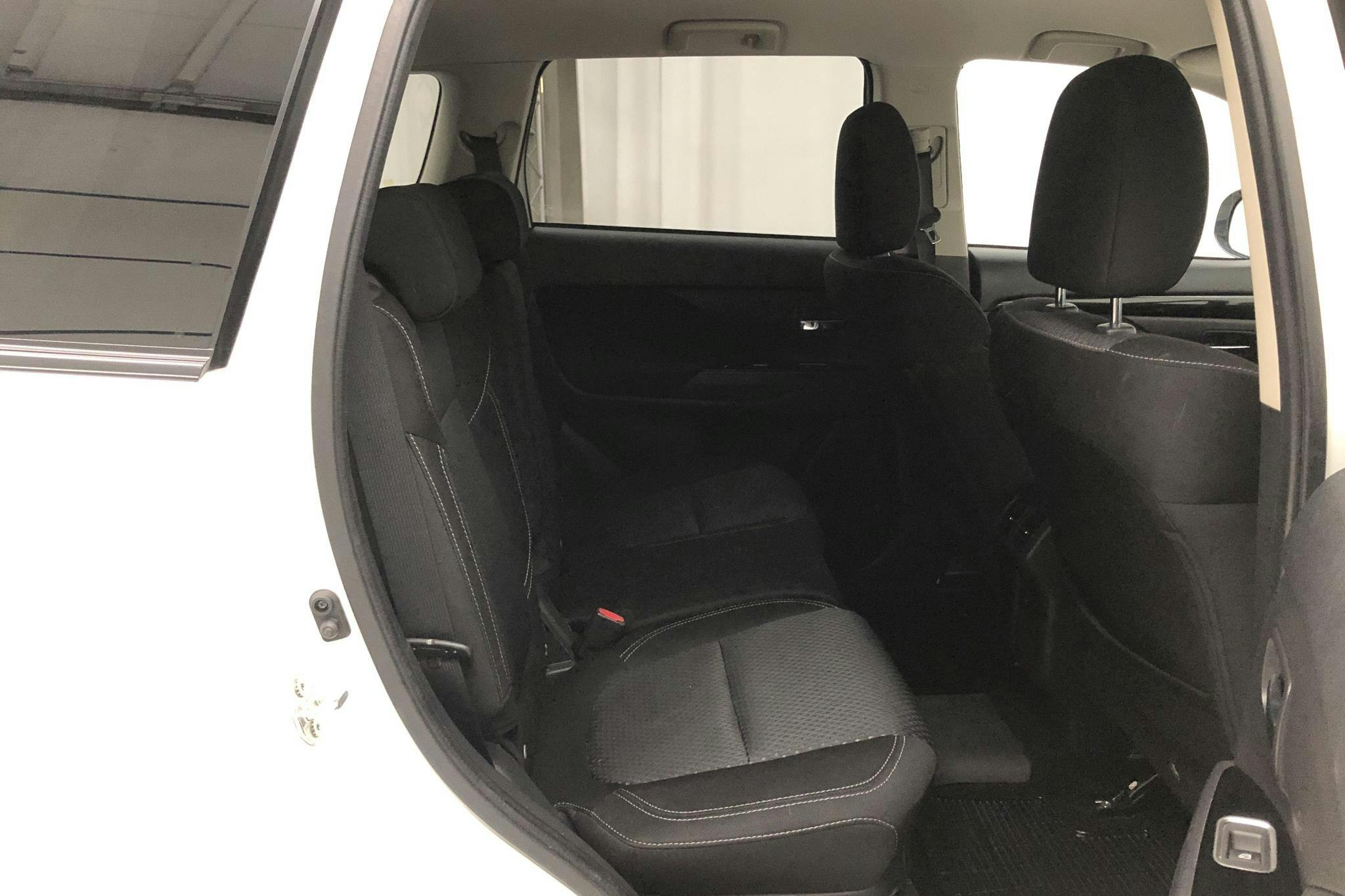 Mitsubishi Outlander 2.4 Plug-in Hybrid 4WD (136hk) - 15 501 mil - Automat - vit - 2020