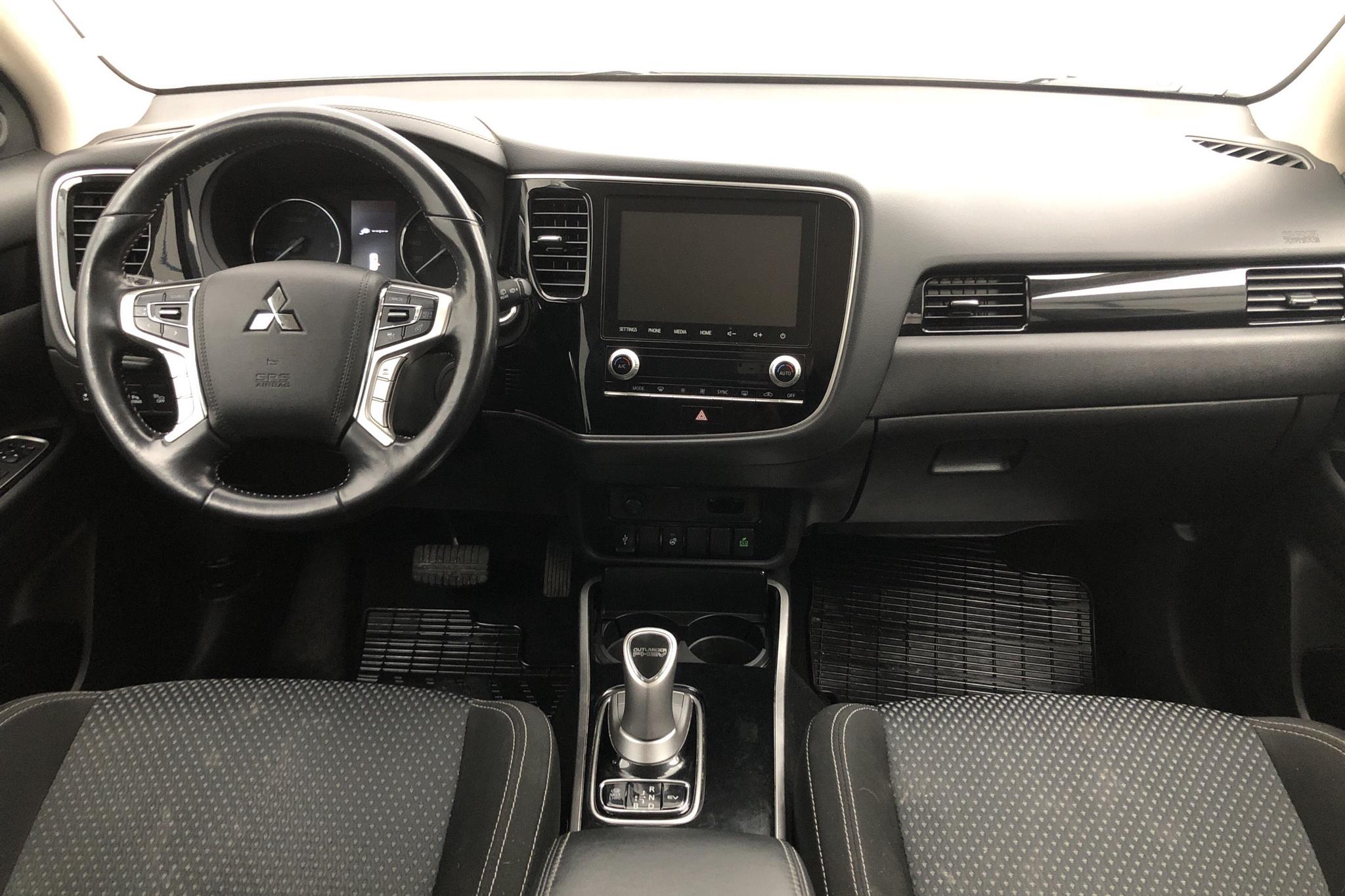 Mitsubishi Outlander 2.4 Plug-in Hybrid 4WD (136hk) - 15 501 mil - Automat - vit - 2020