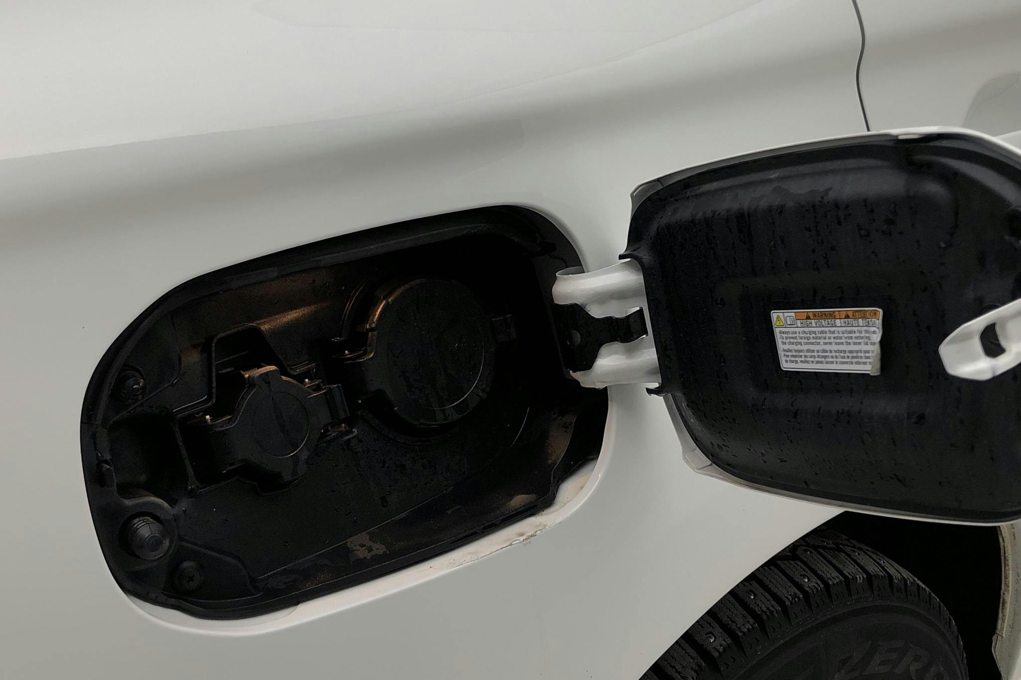 Mitsubishi Outlander 2.4 Plug-in Hybrid 4WD (136hk) - 15 501 mil - Automat - vit - 2020