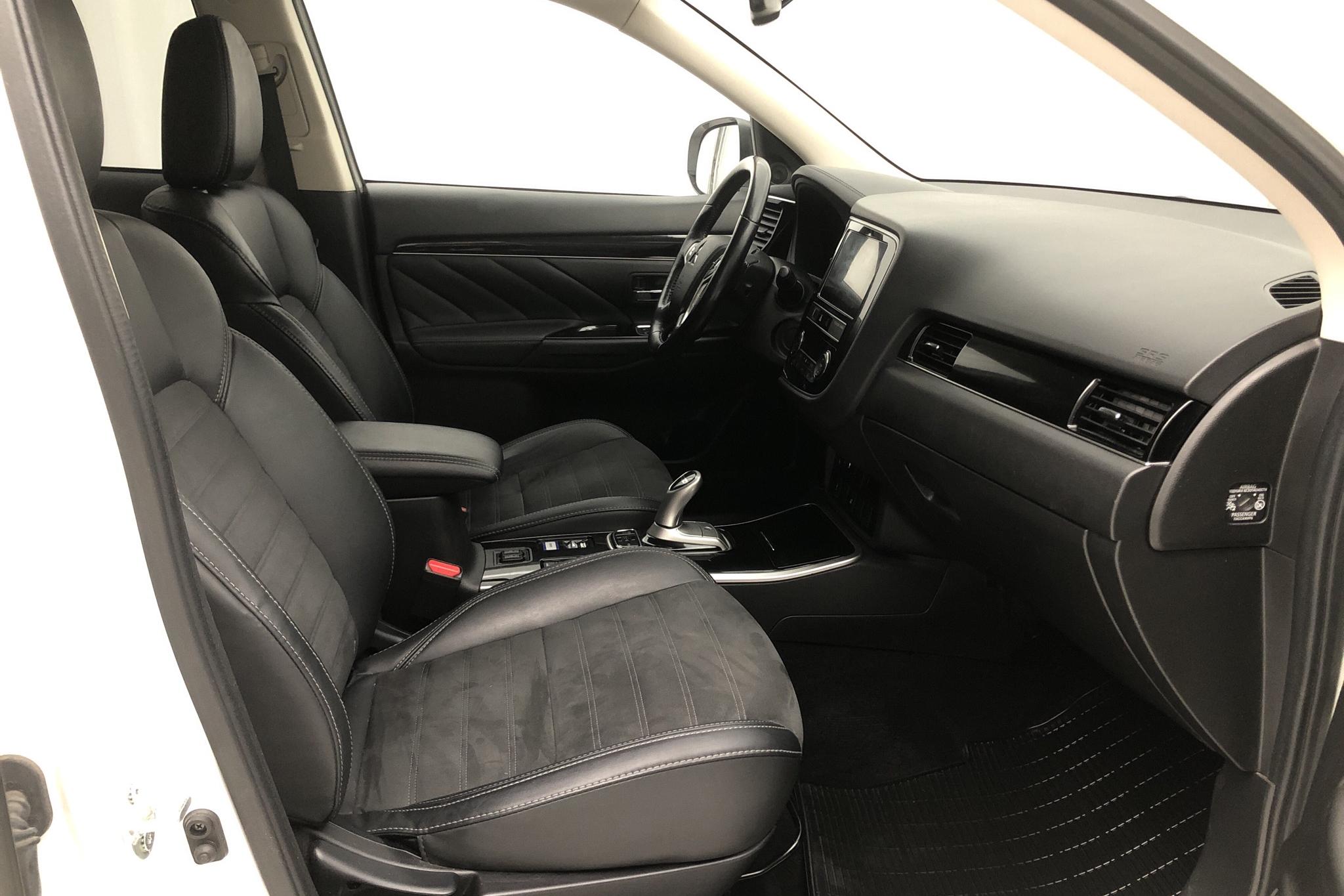 Mitsubishi Outlander 2.4 Plug-in Hybrid 4WD (136hk) - 6 455 mil - Automat - vit - 2019