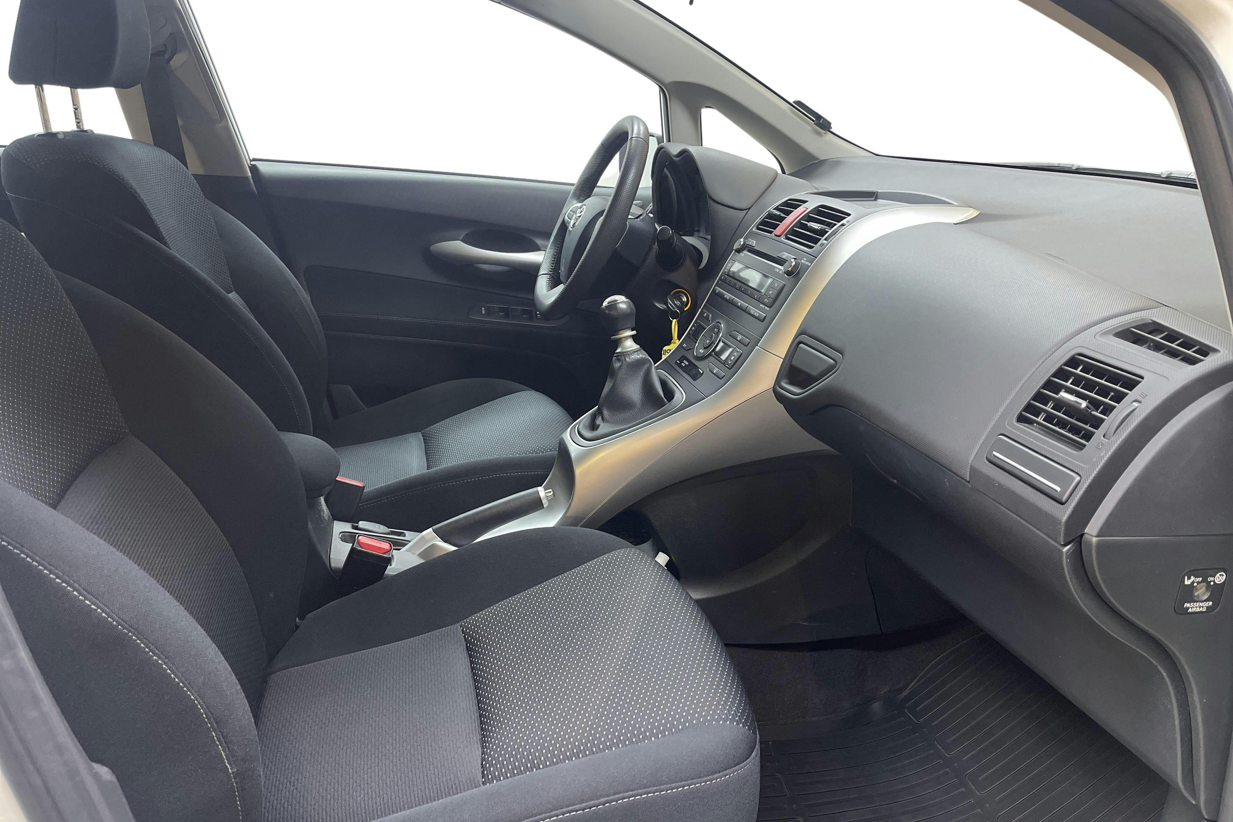Toyota Auris 1.4 D-4D 5dr (90hk) - 6 454 mil - Manuell - vit - 2012