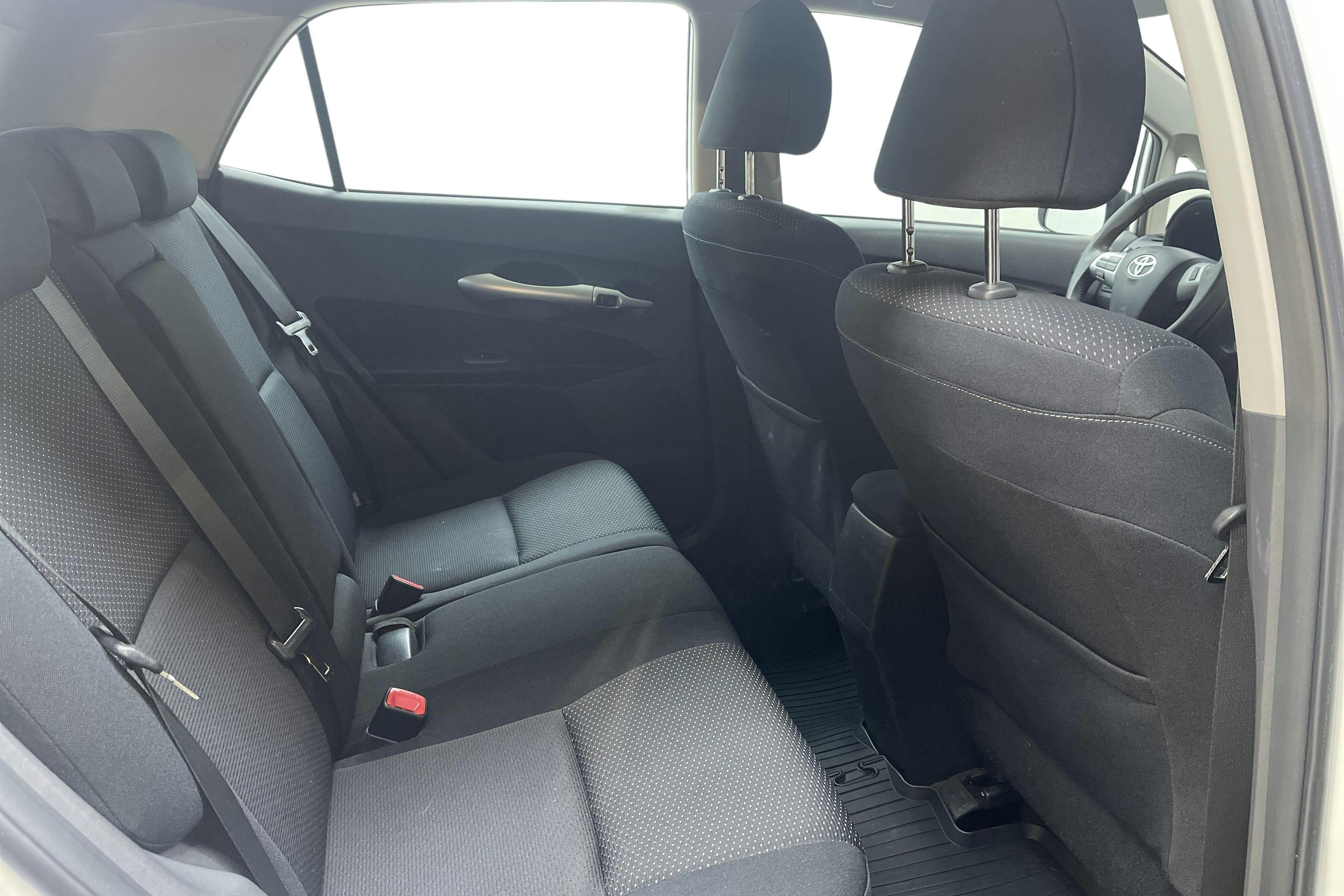 Toyota Auris 1.4 D-4D 5dr (90hk) - 6 454 mil - Manuell - vit - 2012