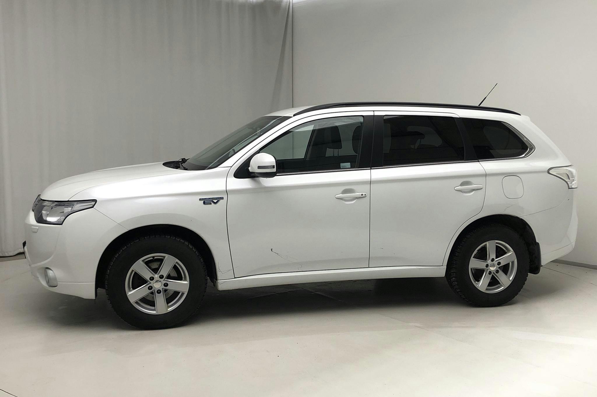 Mitsubishi Outlander 2.0 Plug-in Hybrid 4WD (121hk) - 15 889 mil - Automat - vit - 2014