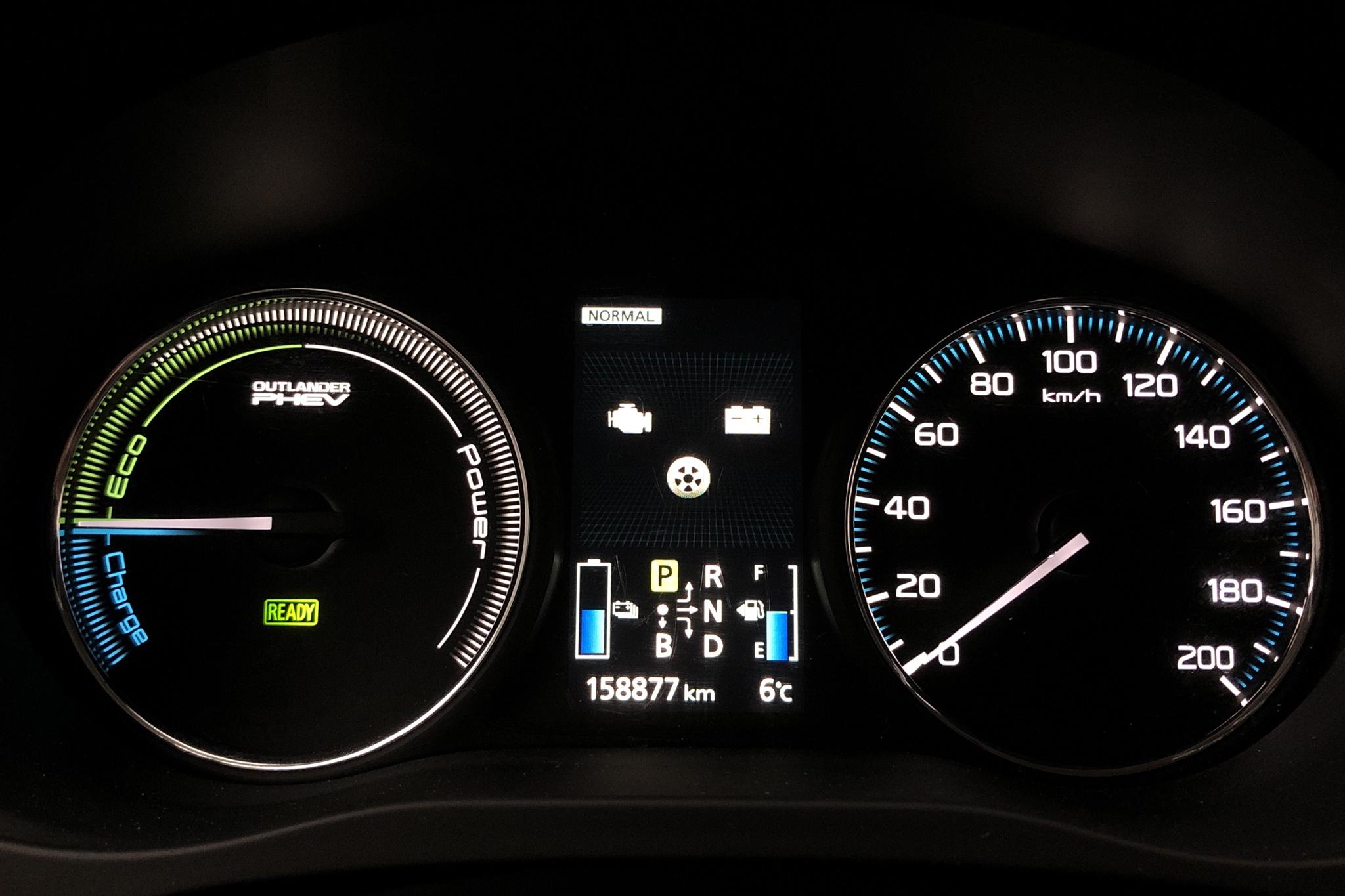 Mitsubishi Outlander 2.0 Plug-in Hybrid 4WD (121hk) - 15 889 mil - Automat - vit - 2014