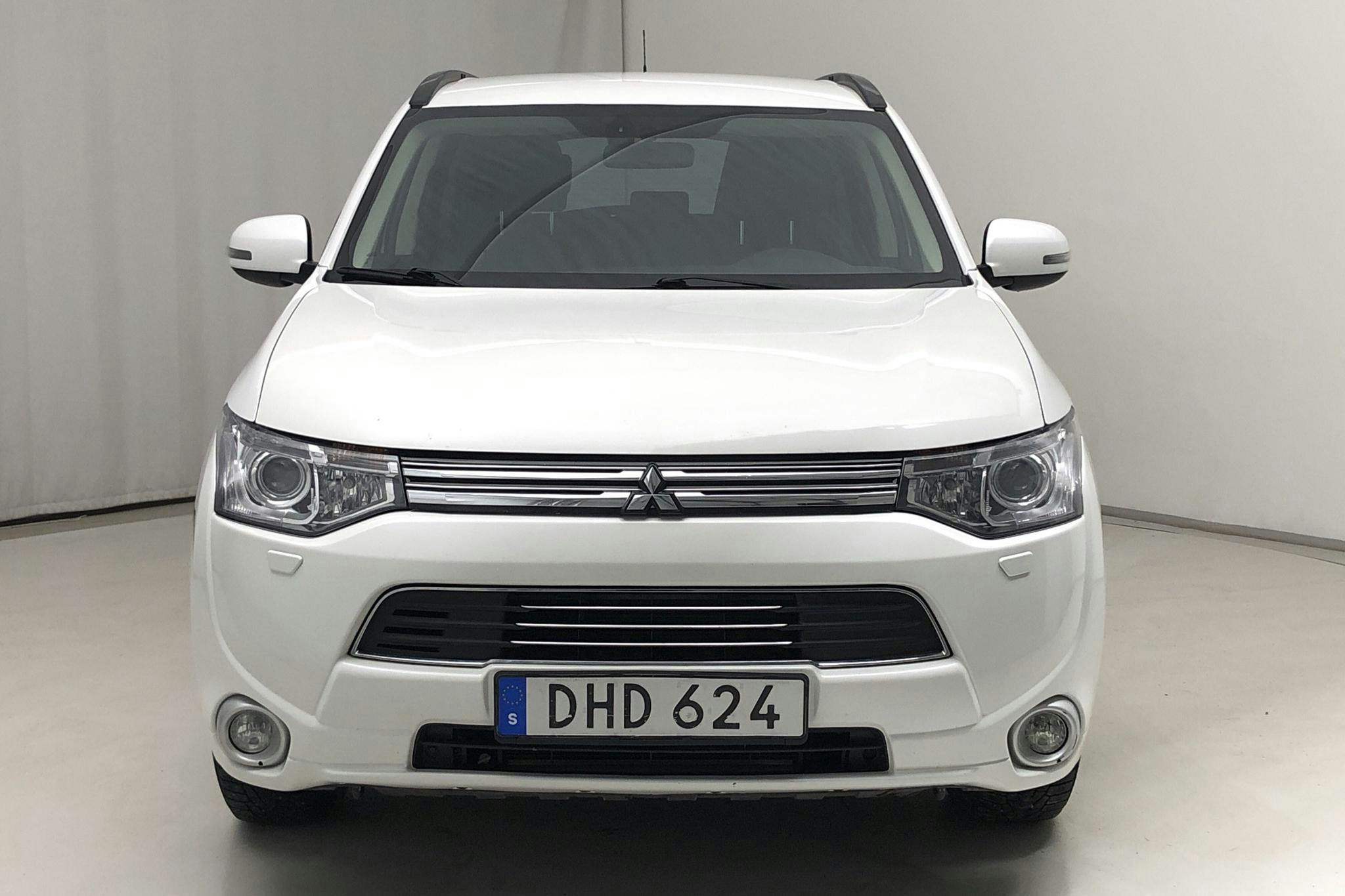 Mitsubishi Outlander 2.0 Plug-in Hybrid 4WD (121hk) - 15 889 mil - Automat - vit - 2014