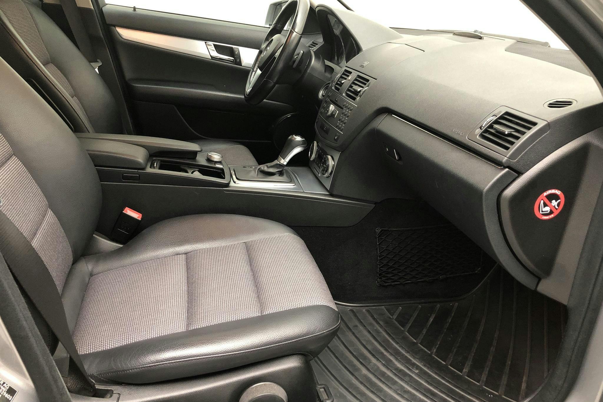 Mercedes C 180 CGI BlueEfficiency W204 (156hk) - 198 610 km - Automatic - silver - 2011
