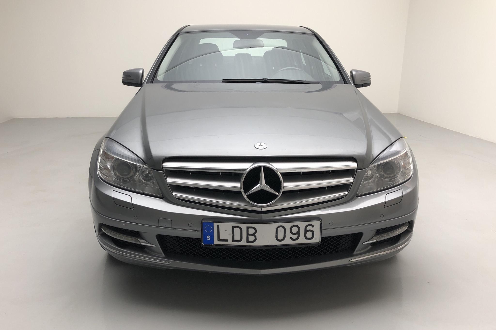 Mercedes C 180 CGI BlueEfficiency W204 (156hk) - 19 861 mil - Automat - silver - 2011