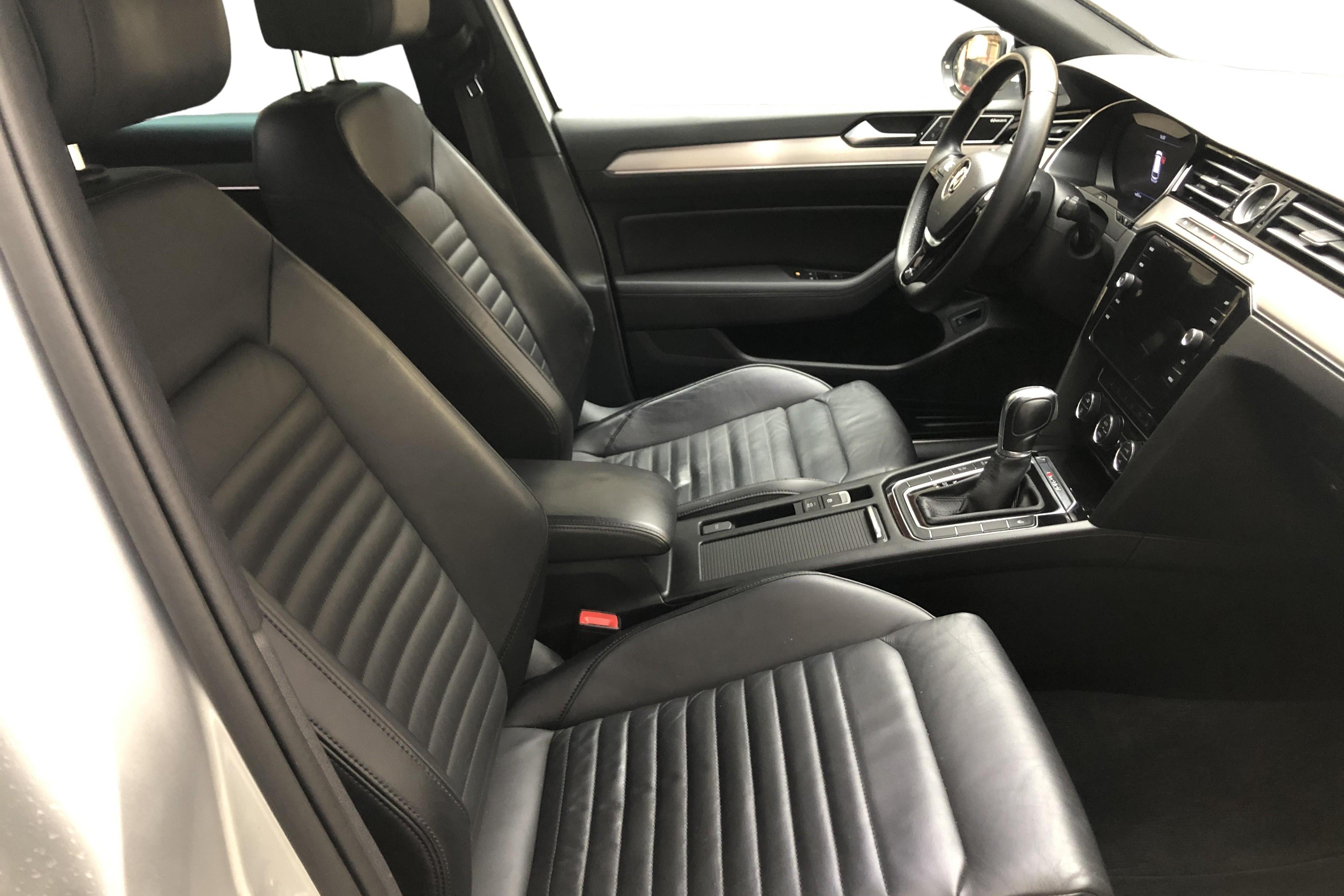 VW Passat 2.0 TDI BiTurbo Sportscombi 4MOTION (240hk) - 21 427 mil - Automat - silver - 2018