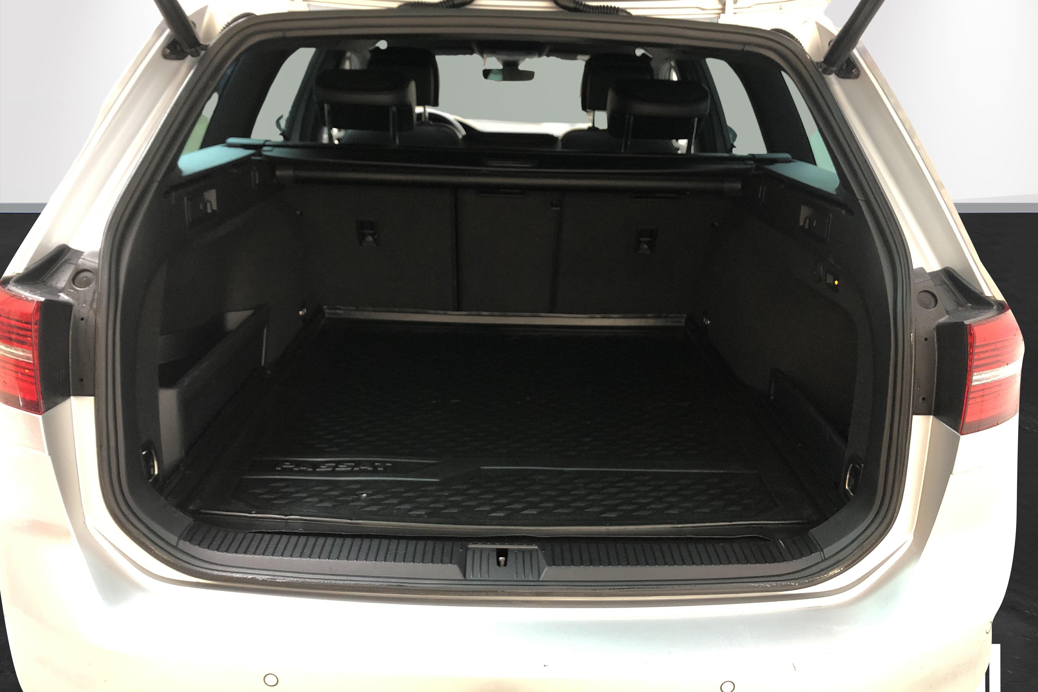 VW Passat 2.0 TDI BiTurbo Sportscombi 4MOTION (240hk) - 214 270 km - Automatic - silver - 2018