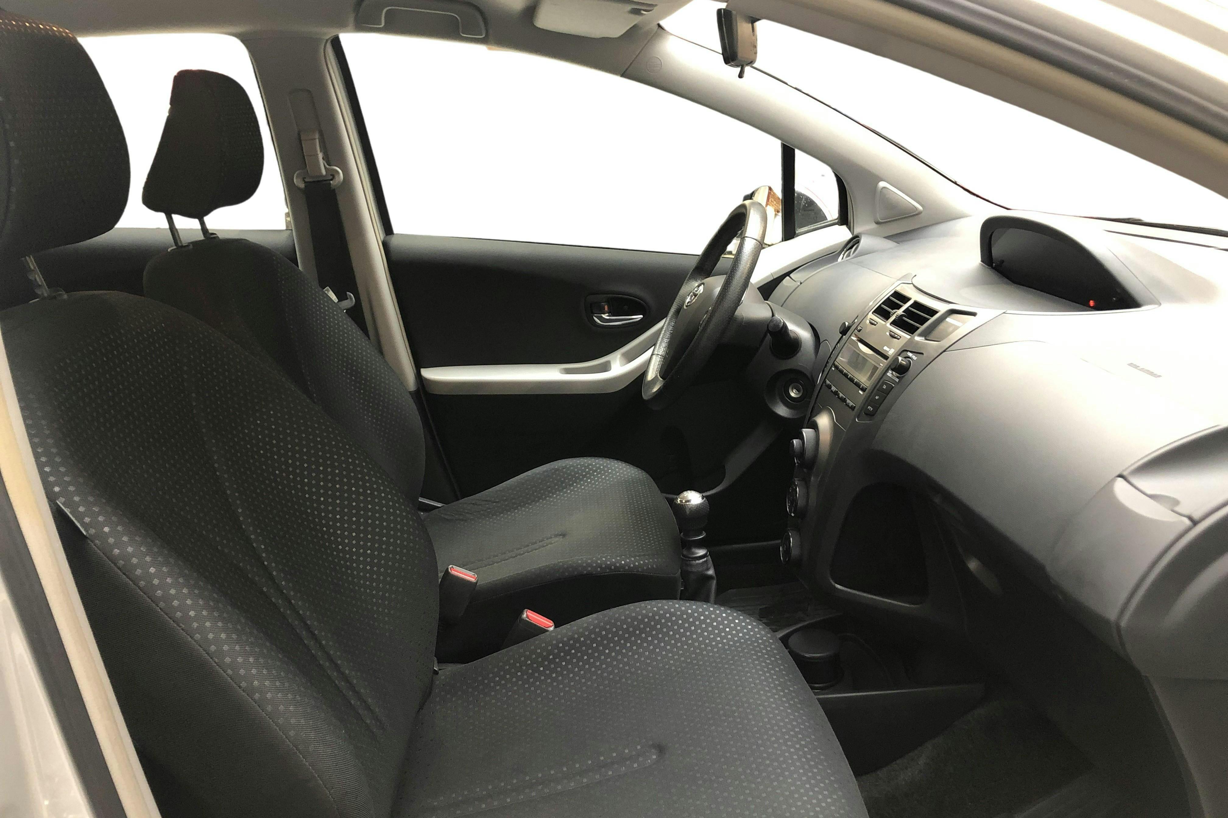 Toyota Yaris 1.33 5dr (100hk) - 89 530 km - Manual - silver - 2010