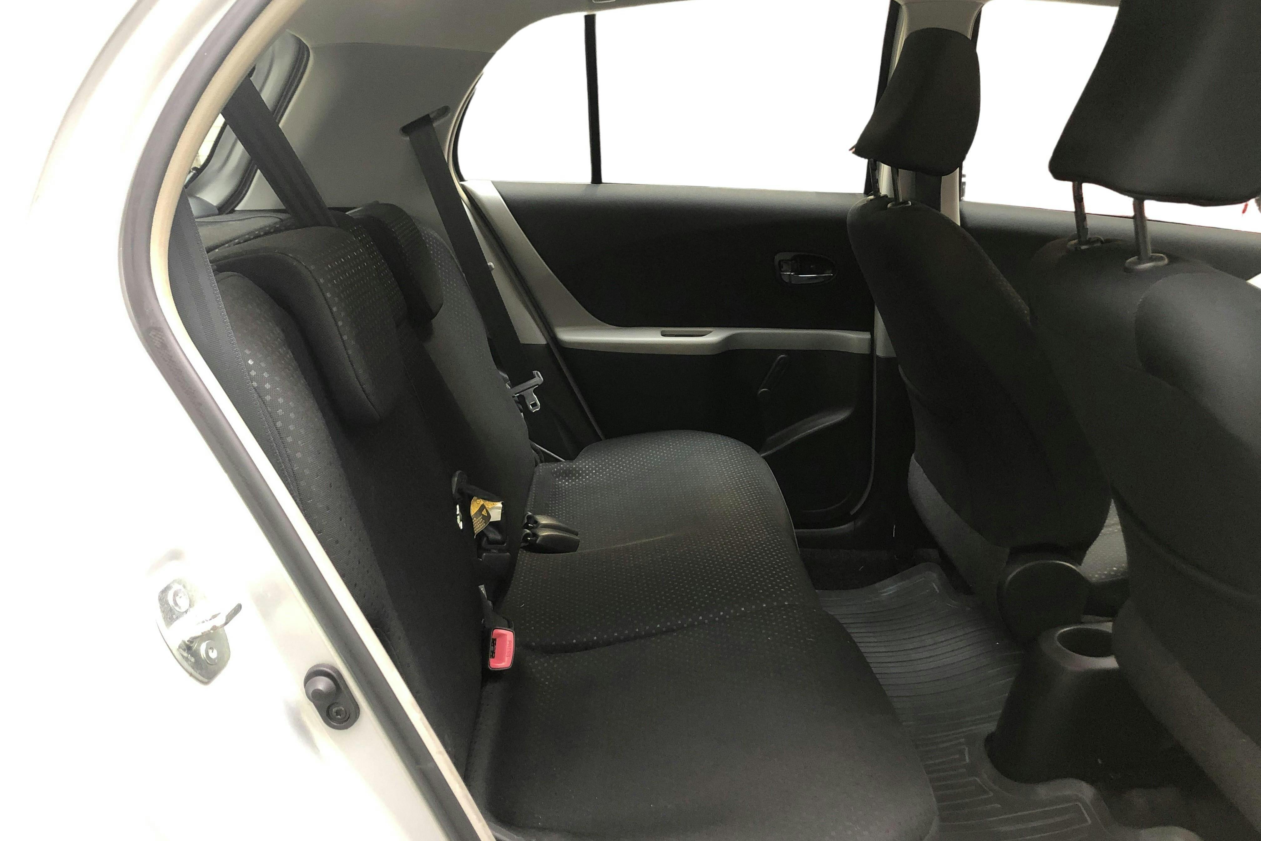 Toyota Yaris 1.33 5dr (100hk) - 89 530 km - Manual - silver - 2010