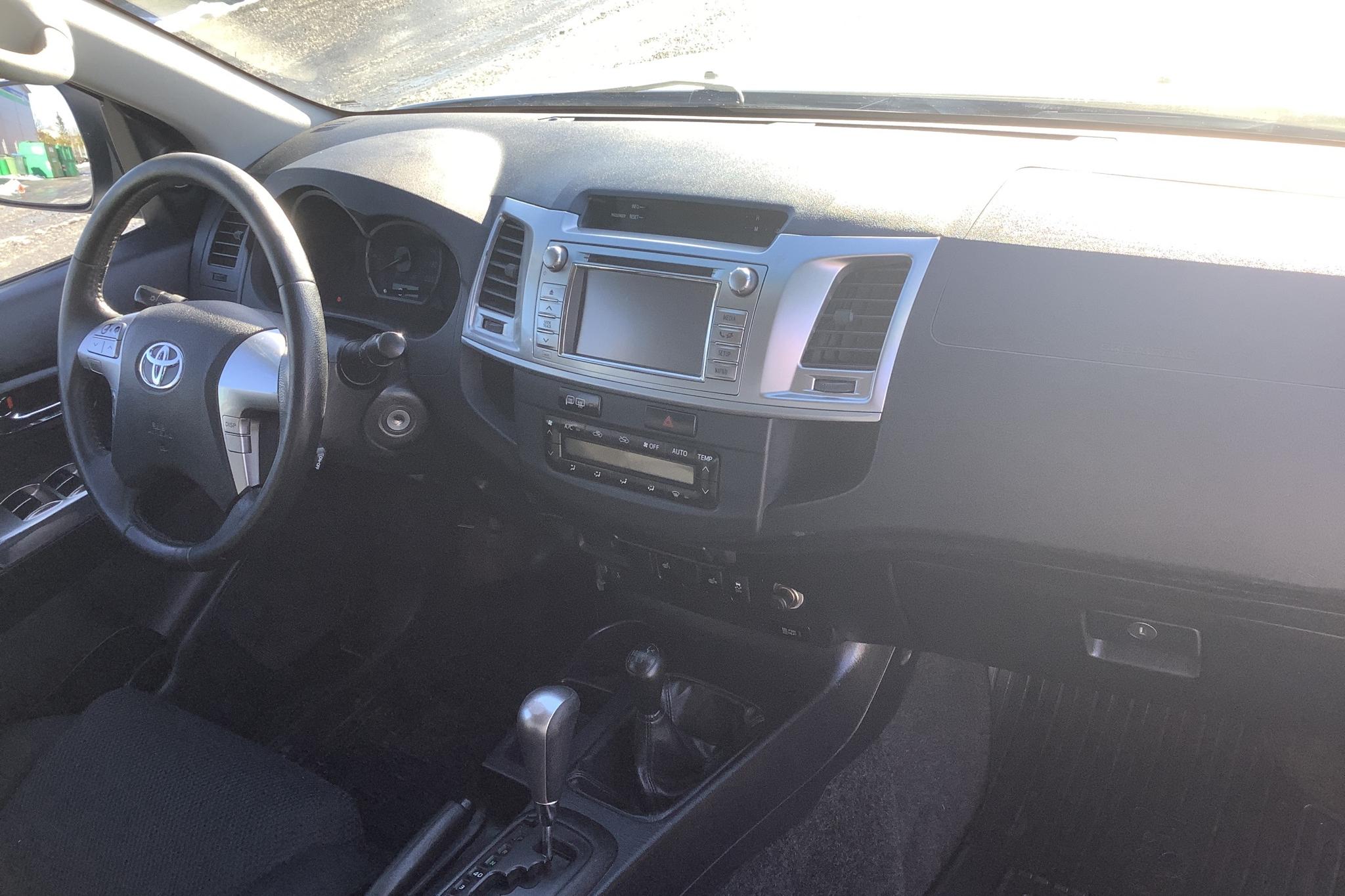 Toyota Hilux 3.0 D-4D 4WD (171hk) - 18 983 mil - Automat - vit - 2015