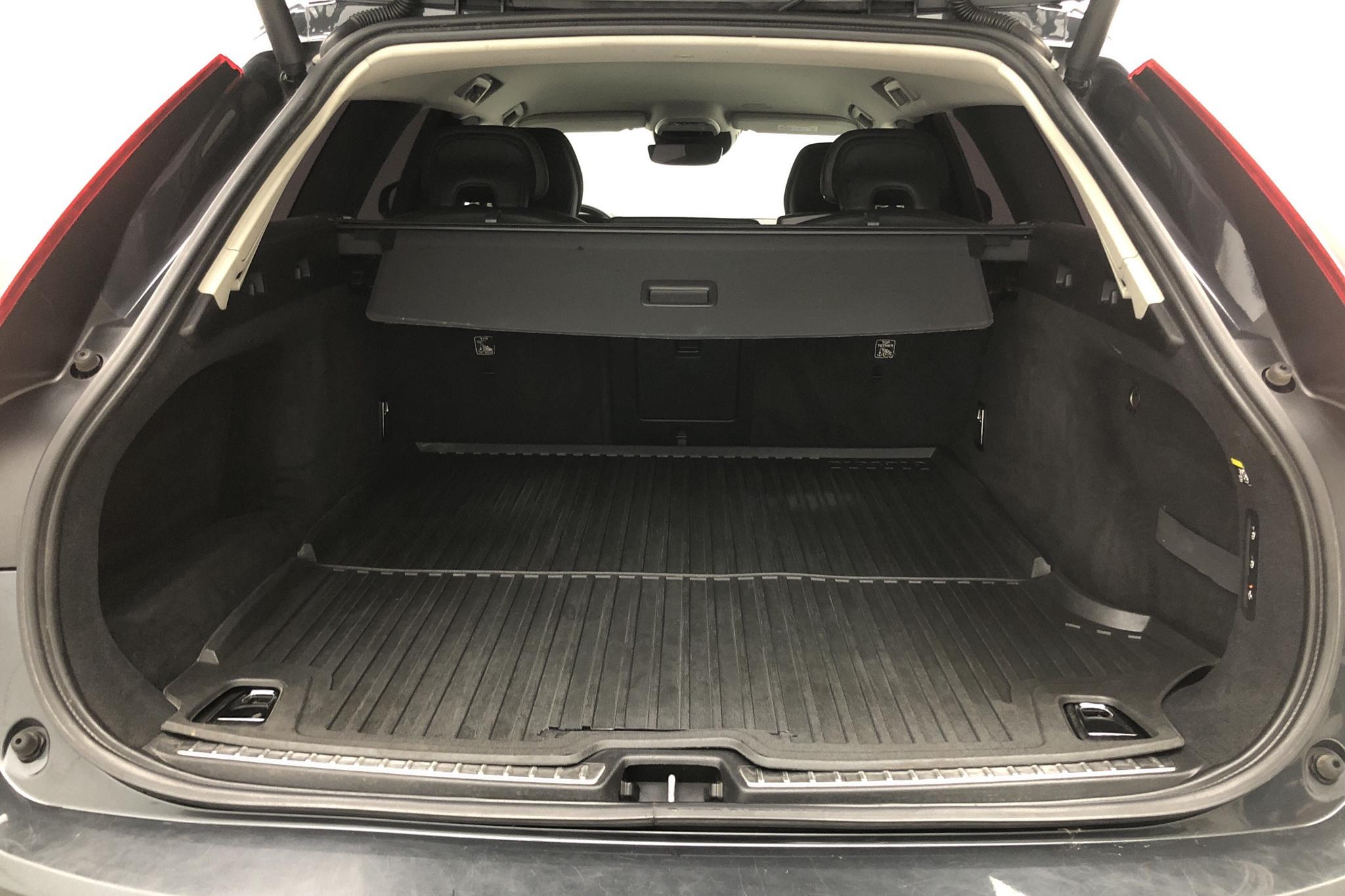 Volvo V90 D4 Cross Country AWD (190hk) - 10 858 mil - Automat - grå - 2019