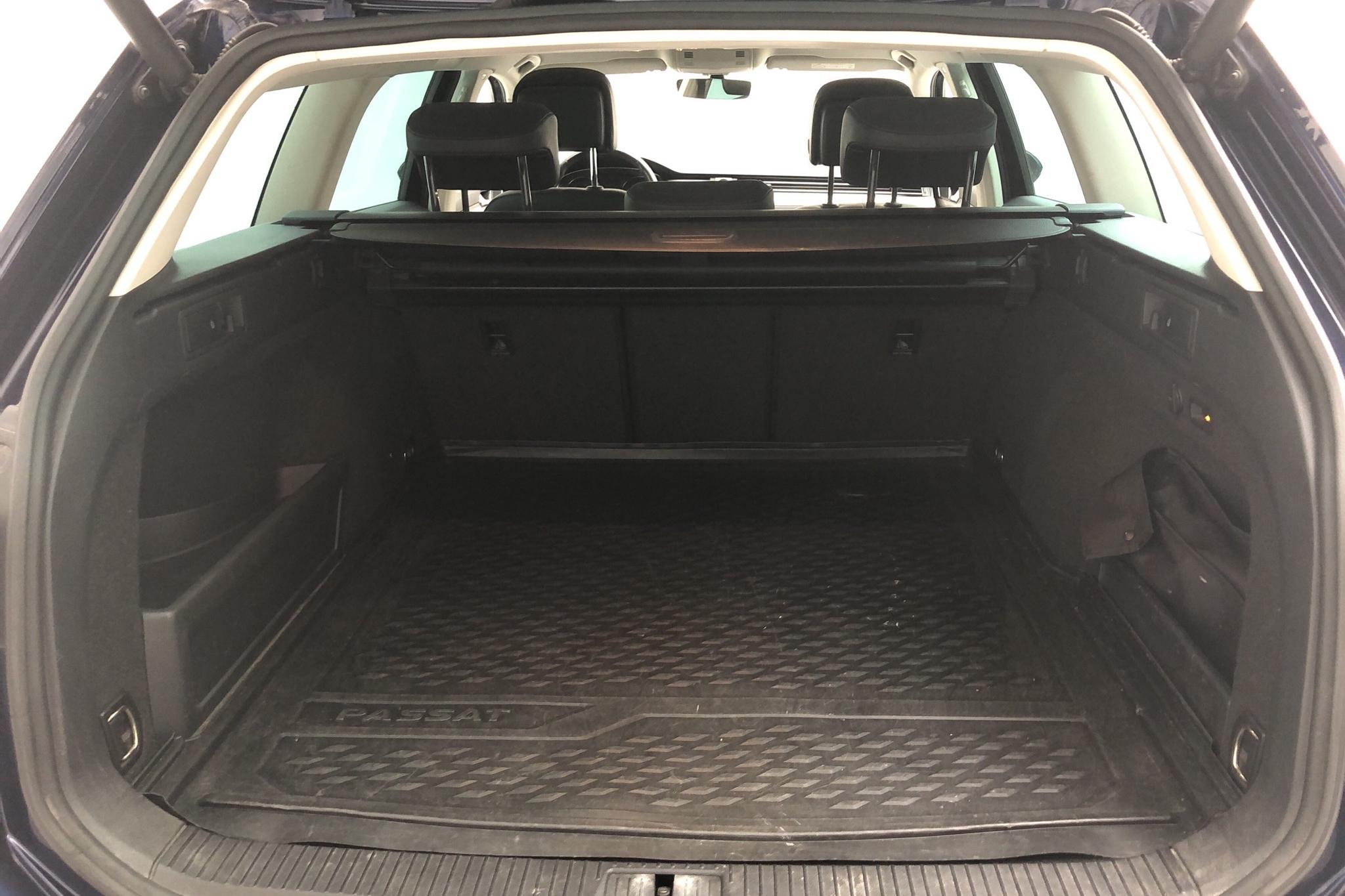 VW Passat 2.0 TDI Sportscombi 4MOTION (190hk) - 127 680 km - Automatic - Dark Blue - 2018