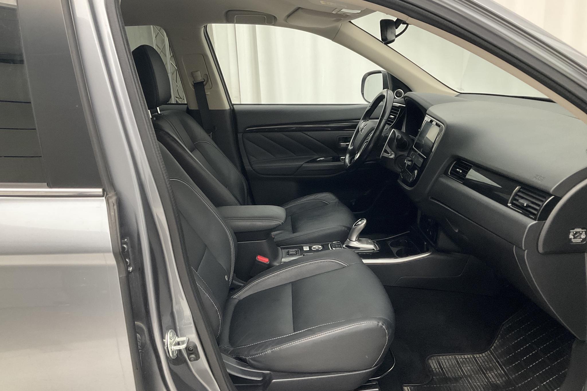 Mitsubishi Outlander 2.0 Plug-in Hybrid 4WD (121hk) - 8 553 mil - Automat - grå - 2018