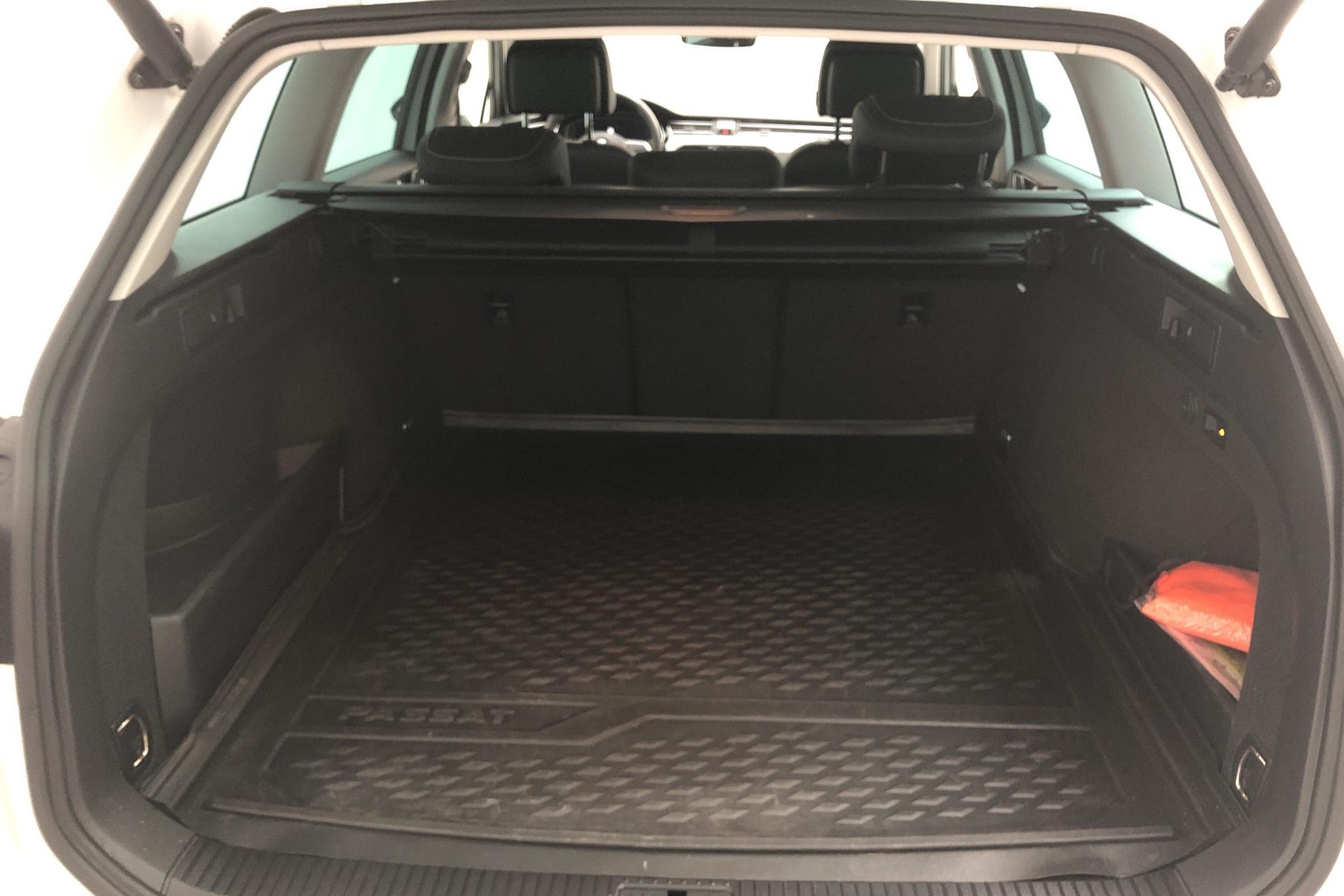 VW Passat 1.4 GTE Sportscombi (218hk) - 5 718 mil - Automat - vit - 2020