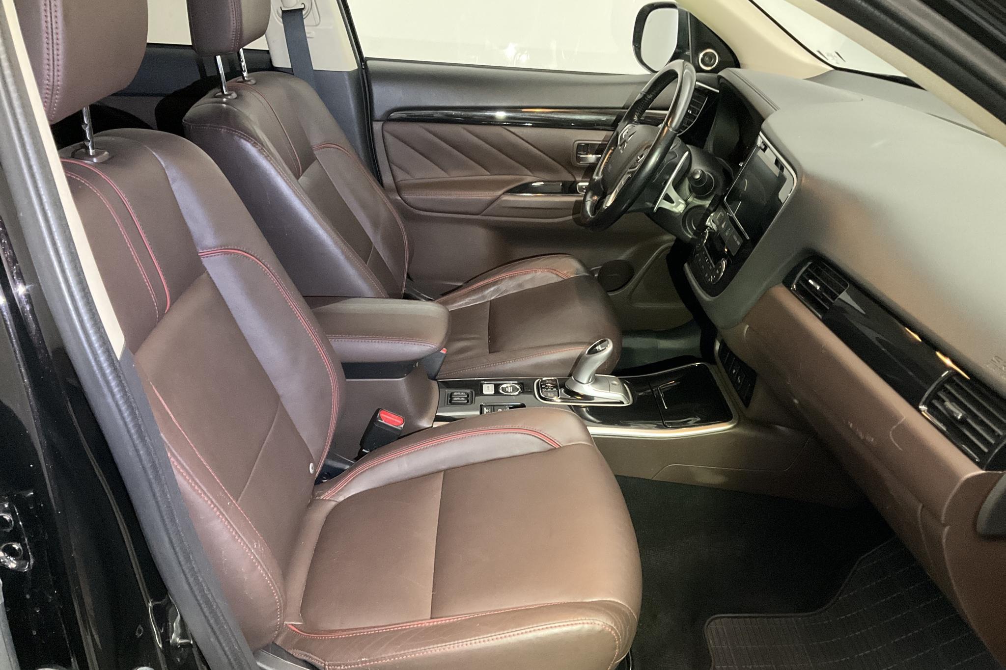 Mitsubishi Outlander 2.0 Plug-in Hybrid 4WD (121hk) - 9 394 mil - Automat - svart - 2018
