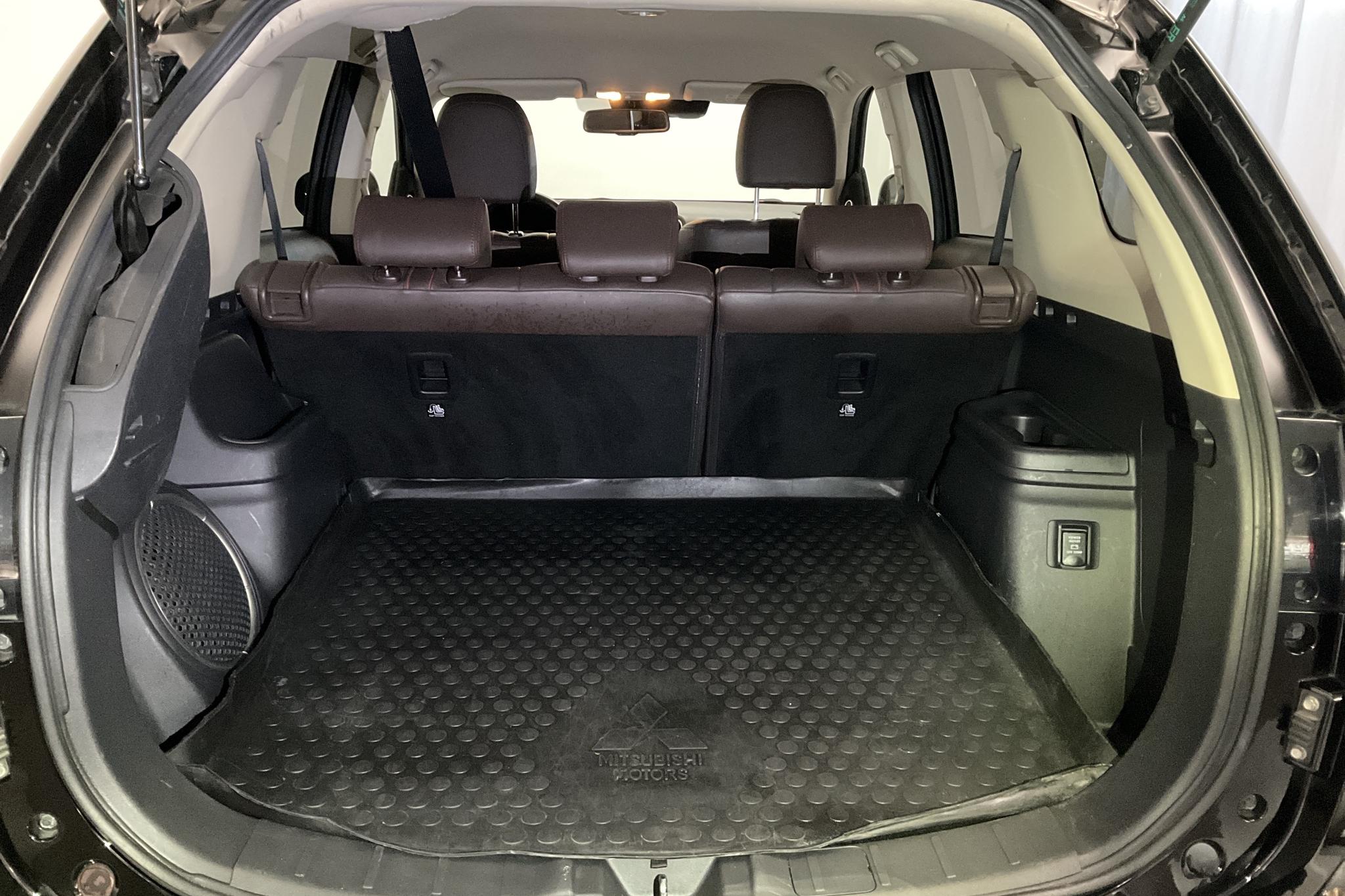 Mitsubishi Outlander 2.0 Plug-in Hybrid 4WD (121hk) - 9 394 mil - Automat - svart - 2018