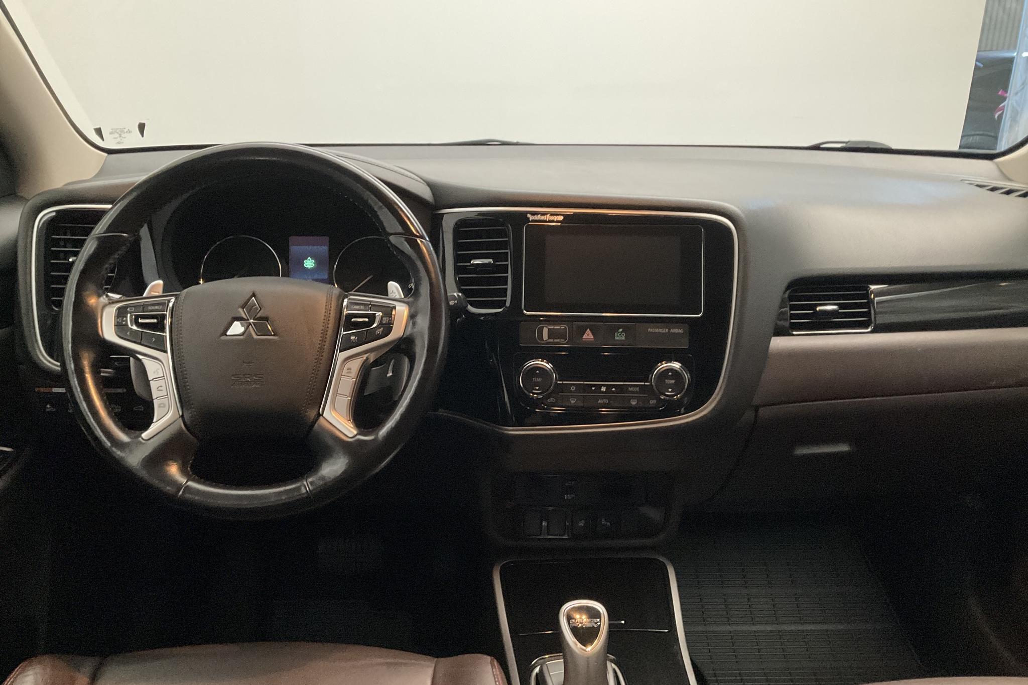 Mitsubishi Outlander 2.0 Plug-in Hybrid 4WD (121hk) - 93 940 km - Automatic - black - 2018