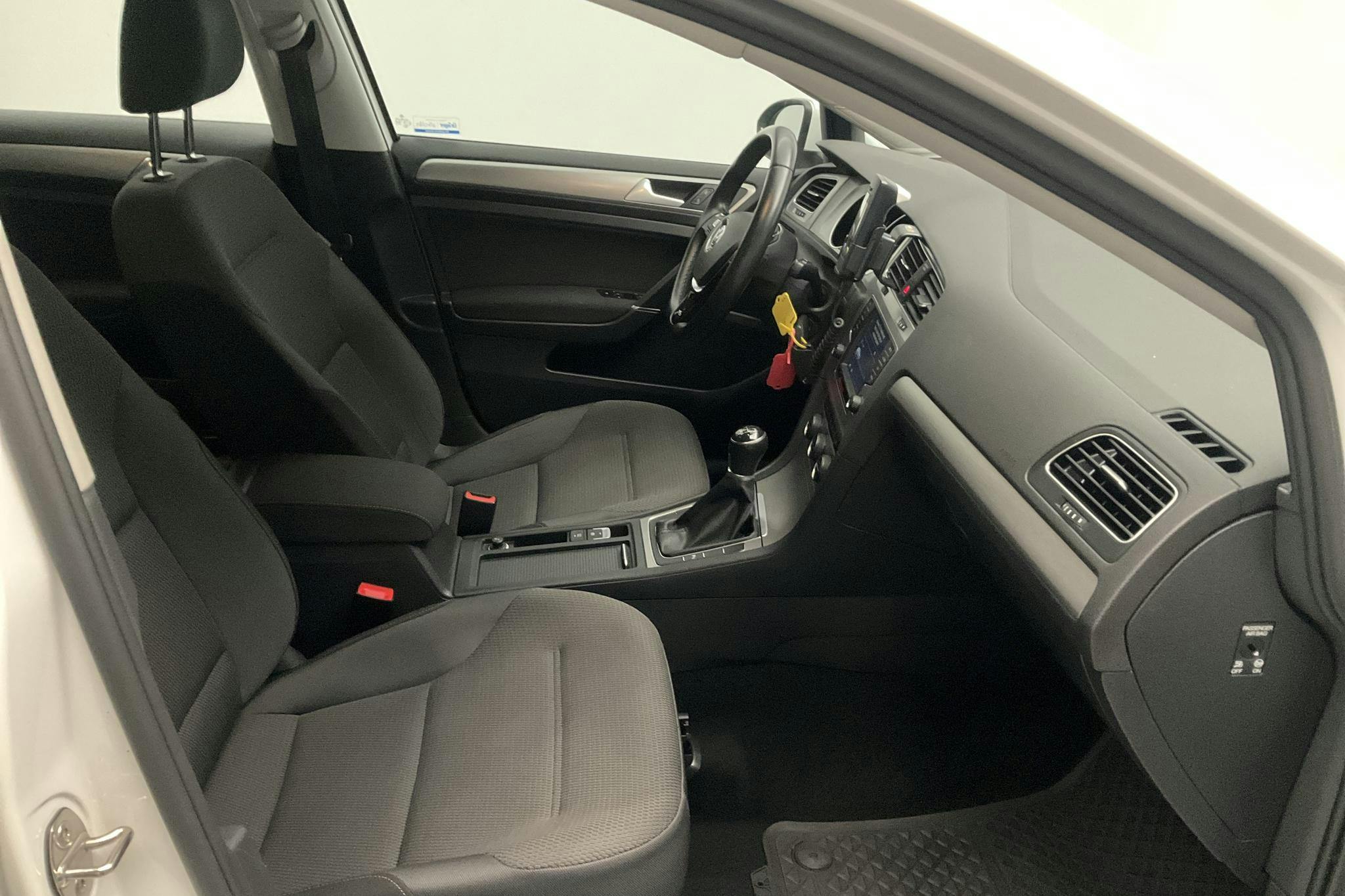 VW Golf VII 1.4 TGI BlueMotion Sportscombi (110hk) - 10 148 mil - Manuell - vit - 2017