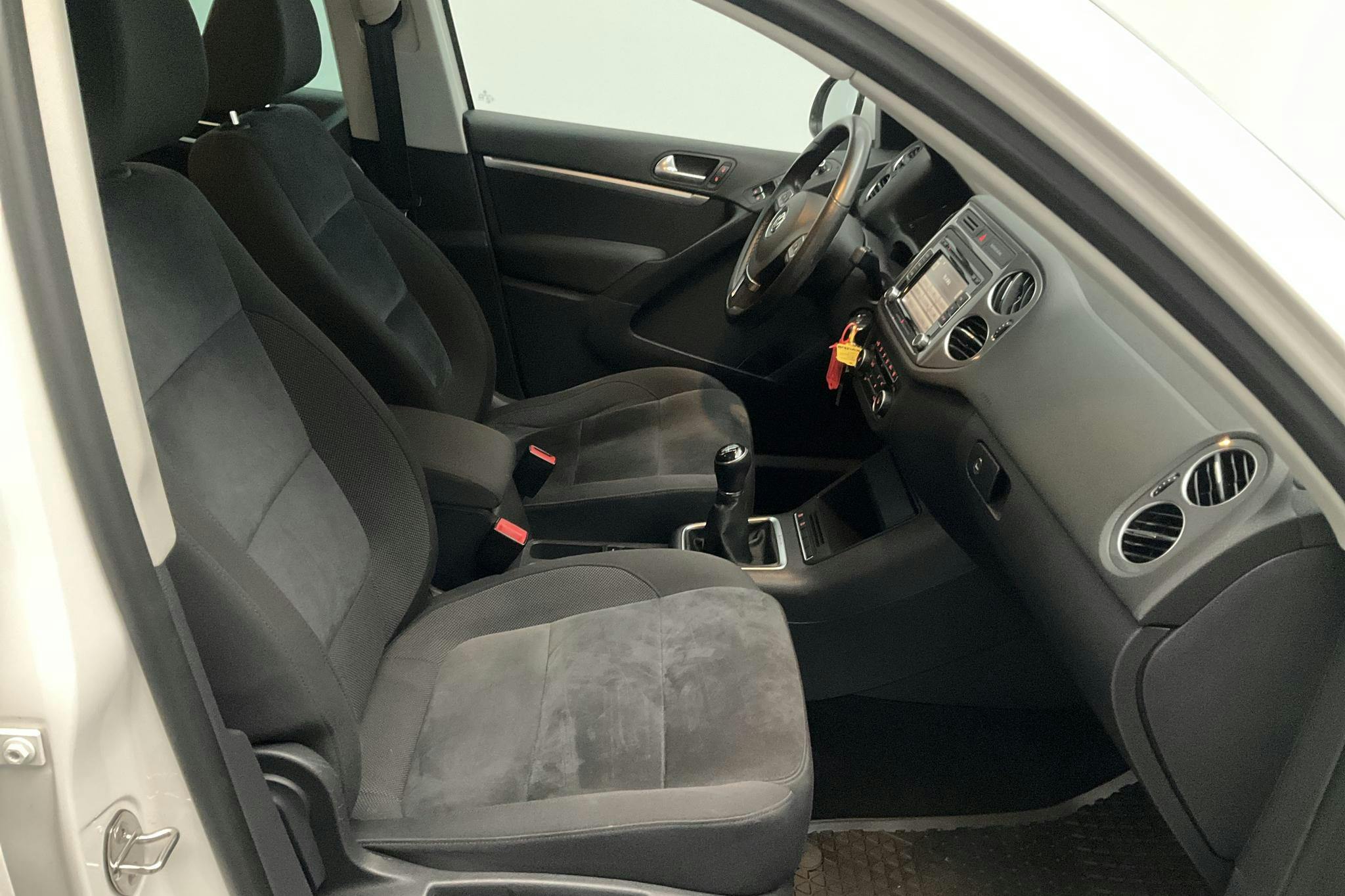 VW Tiguan 2.0 TDI 4MOTION BlueMotion Technology (140hk) - 100 620 km - Manual - white - 2012