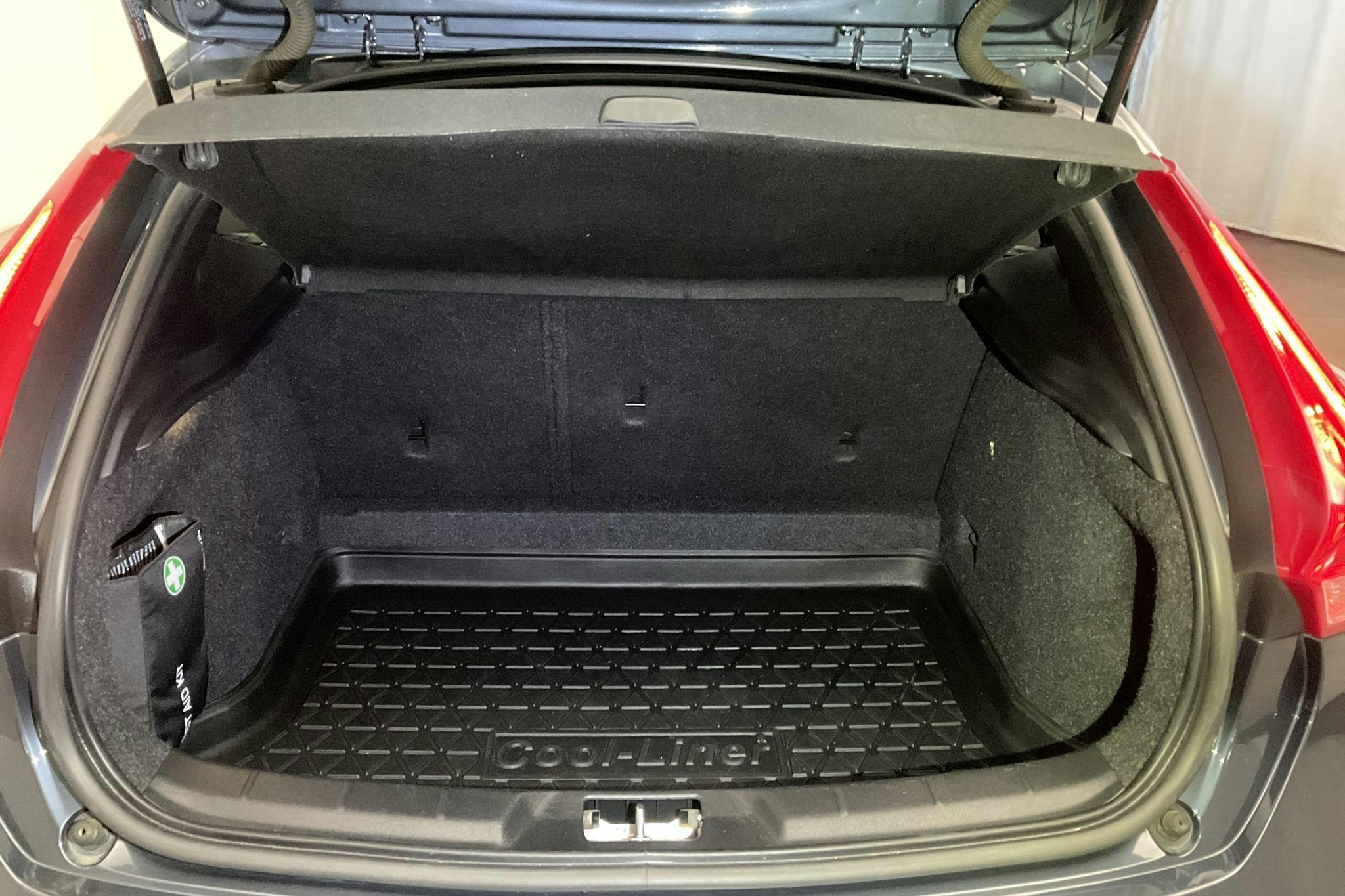 Volvo V40 D2 (120hk) - 57 160 km - Manual - Dark Blue - 2018