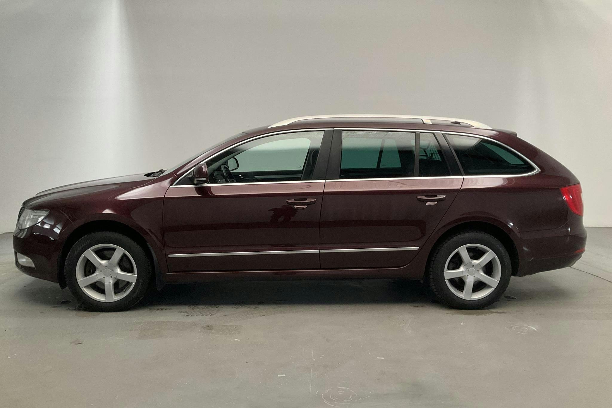 Skoda Superb 2.0 TDI Kombi 4X4 (140hk) - 174 070 km - Automatic - Dark Red - 2012