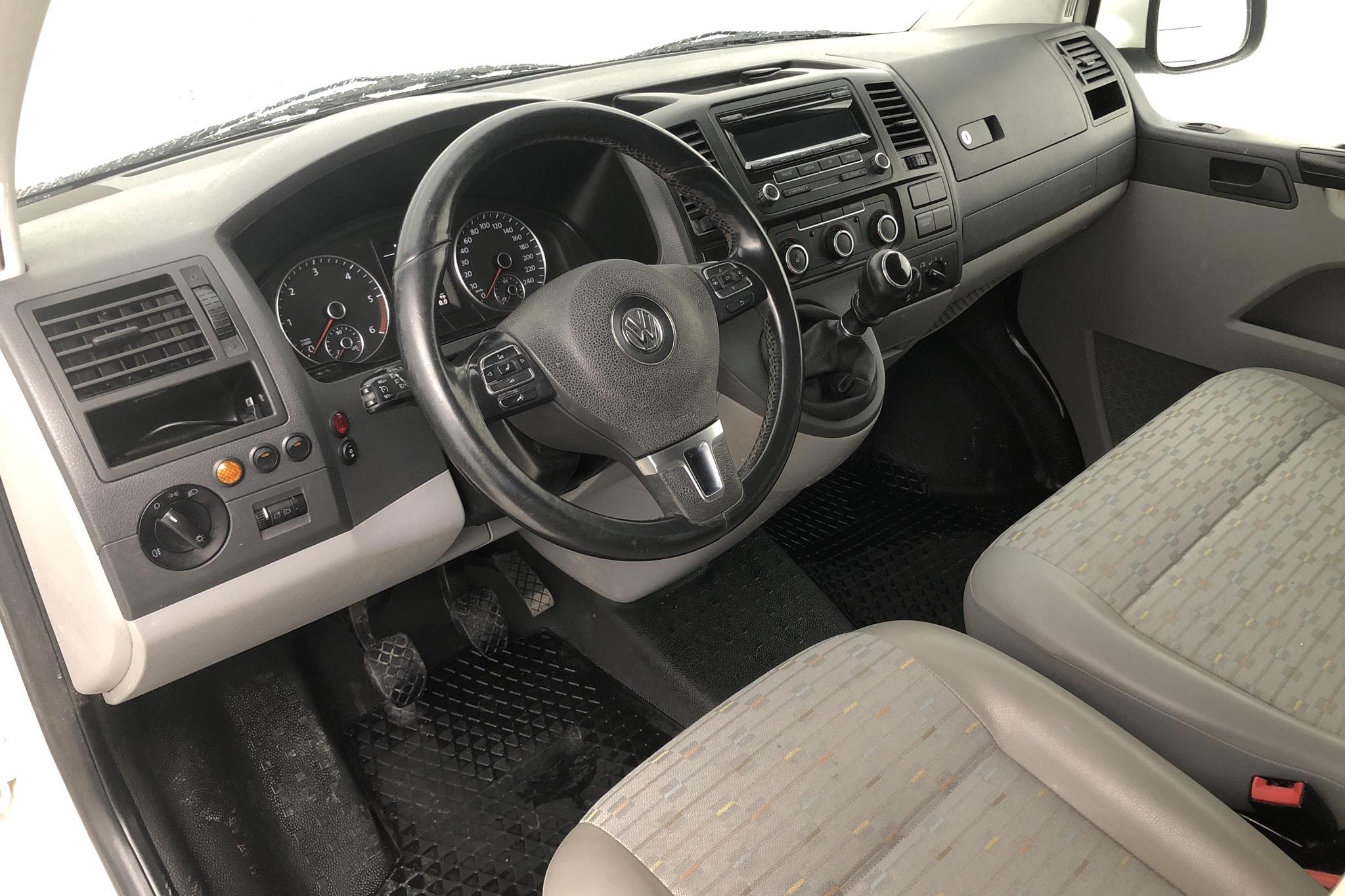VW Transporter T5 2.0 TDI 4MOTION (140hk) - 19 355 mil - Manuell - vit - 2013