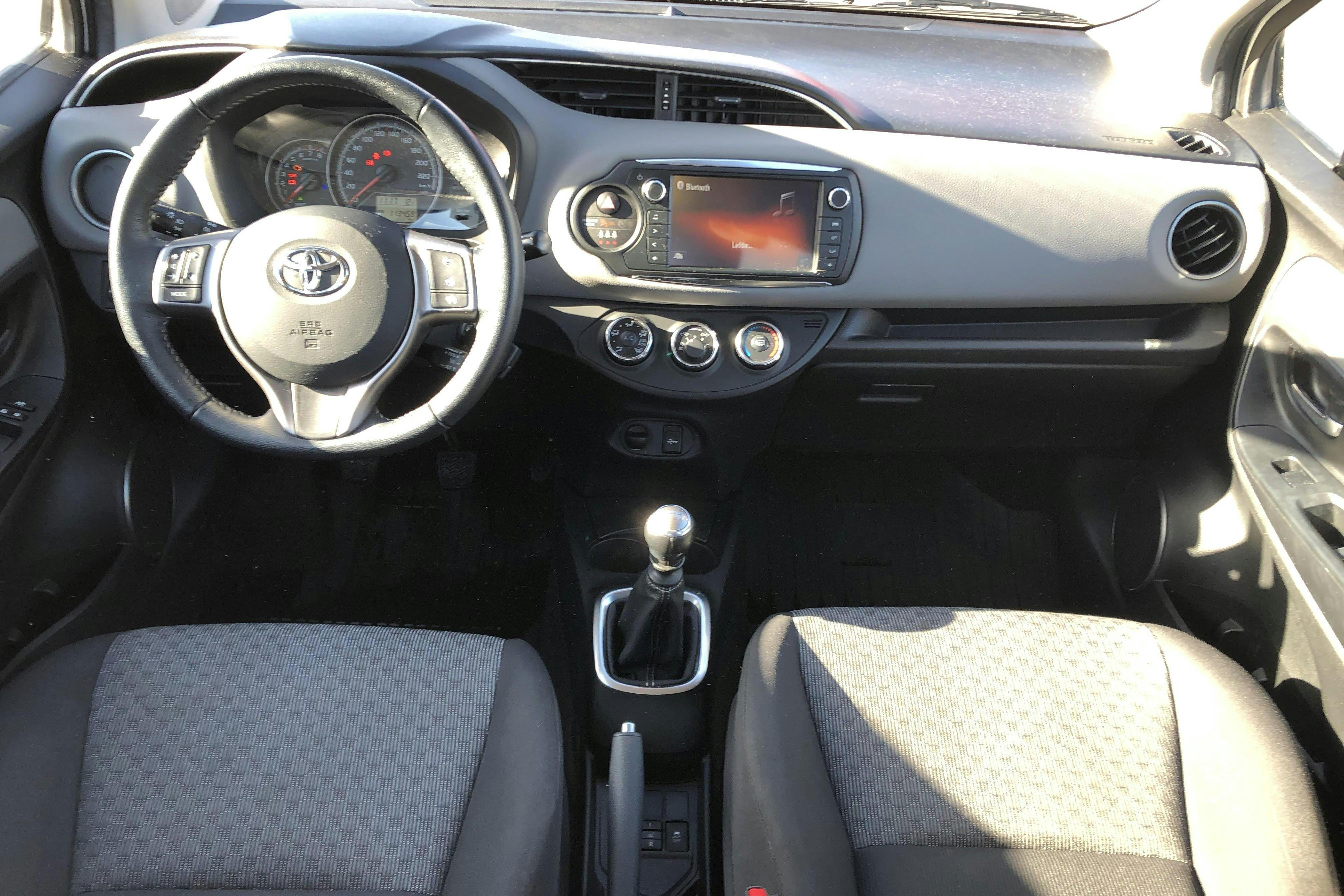 Toyota Yaris 1.33 5dr (100hk) - 11 346 mil - Manuell - vit - 2015