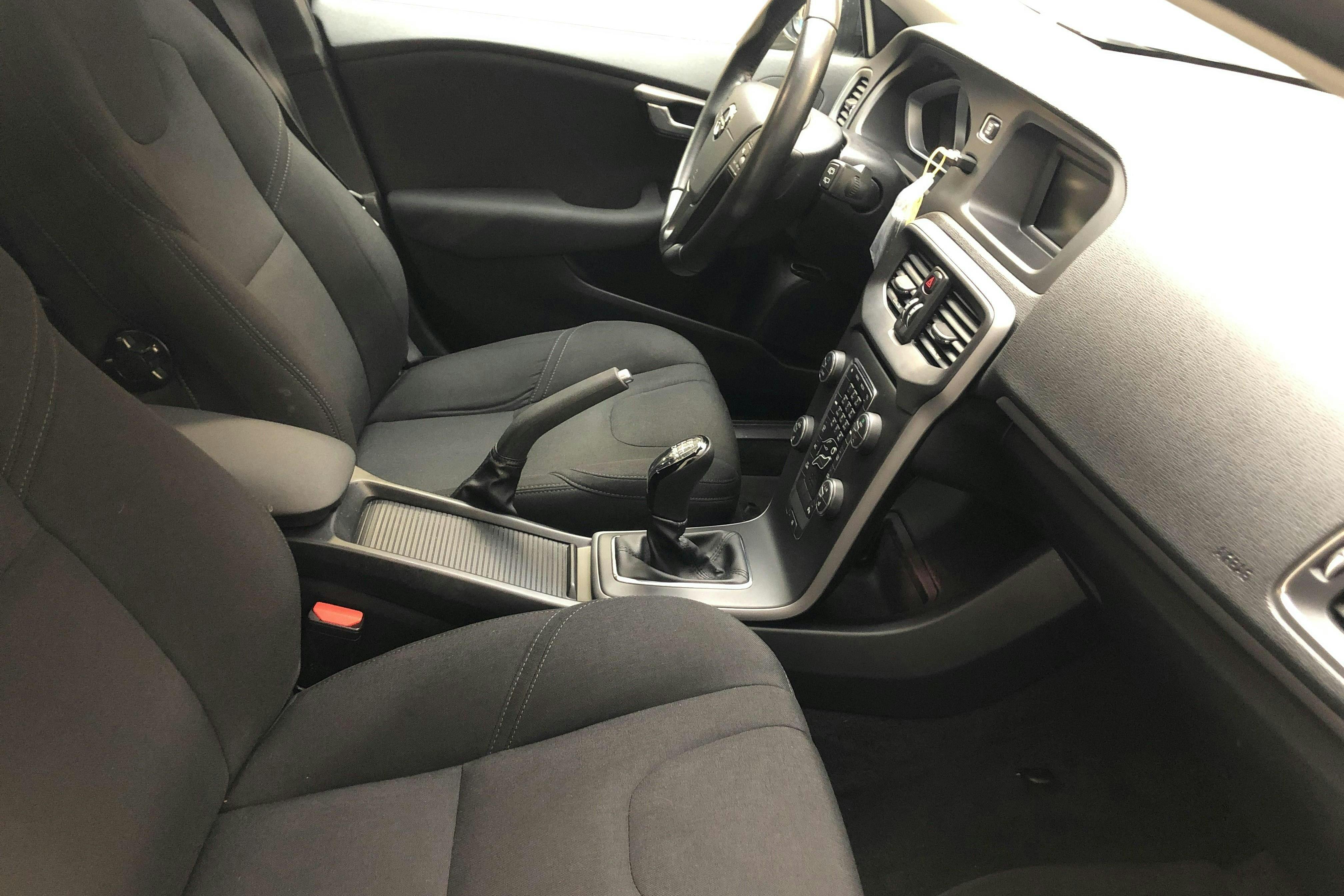 Volvo V40 T3 (152hk) - 87 580 km - Manual - Dark Blue - 2018