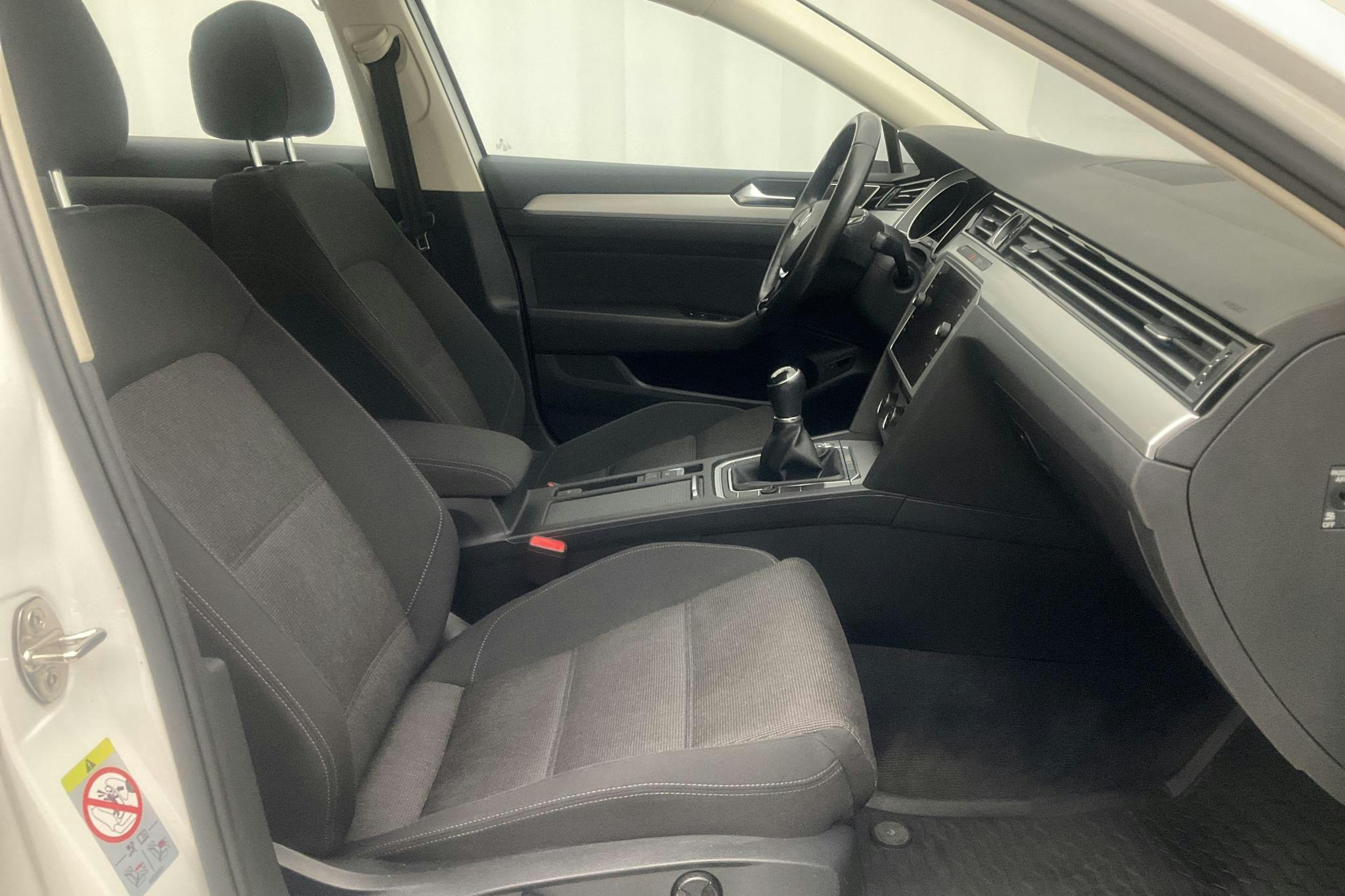 VW Passat 2.0 TDI Sportscombi (150hk) - 128 030 km - Manual - white - 2018
