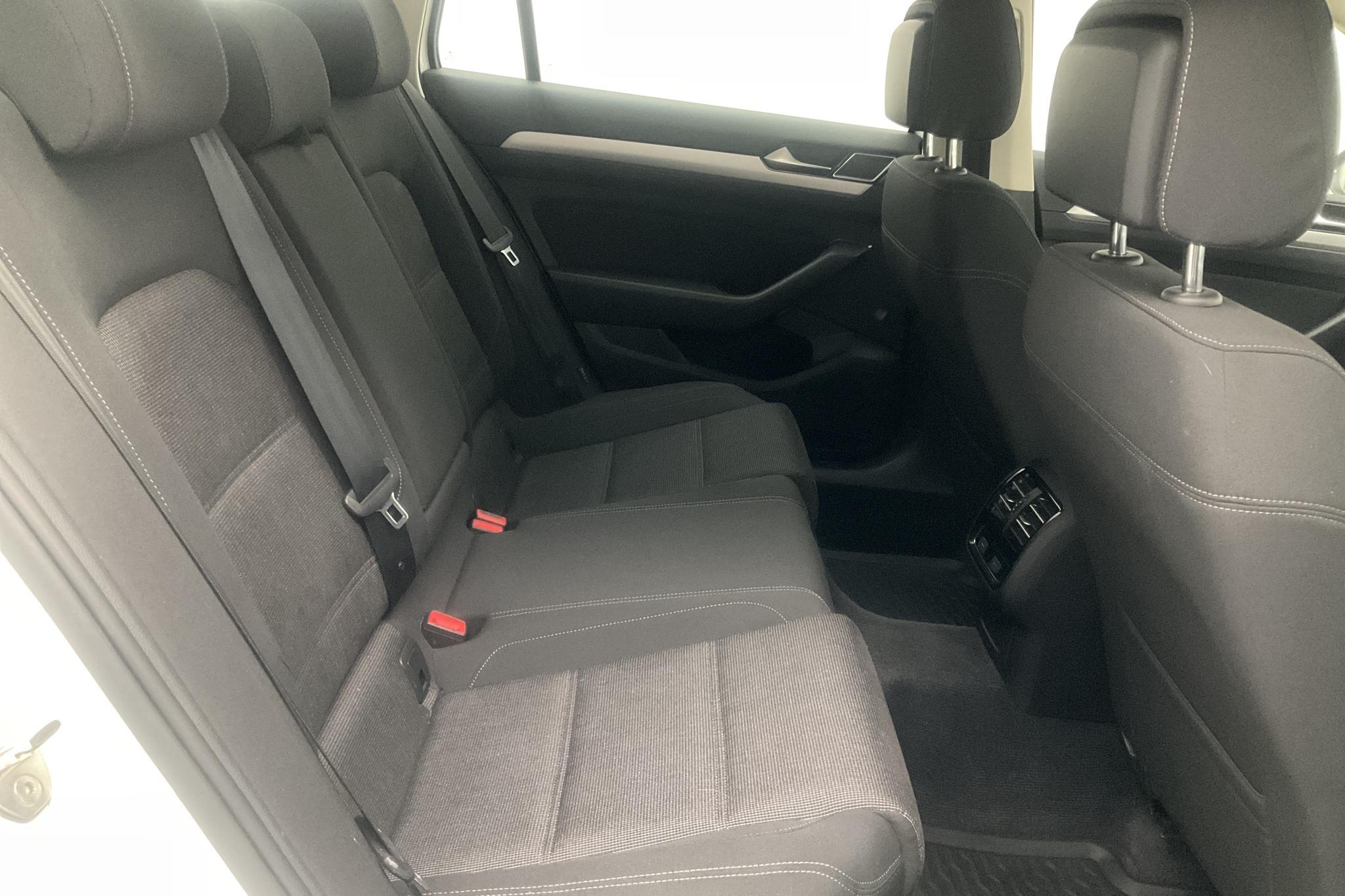 VW Passat 2.0 TDI Sportscombi (150hk) - 128 030 km - Manual - white - 2018