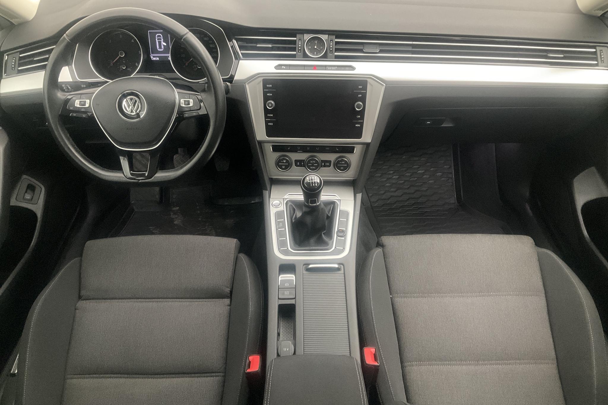 VW Passat 2.0 TDI Sportscombi (150hk) - 12 803 mil - Manuell - vit - 2018