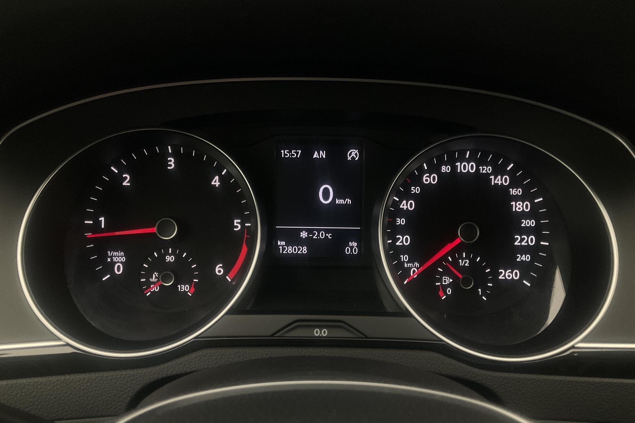 VW Passat 2.0 TDI Sportscombi (150hk) - 12 803 mil - Manuell - vit - 2018