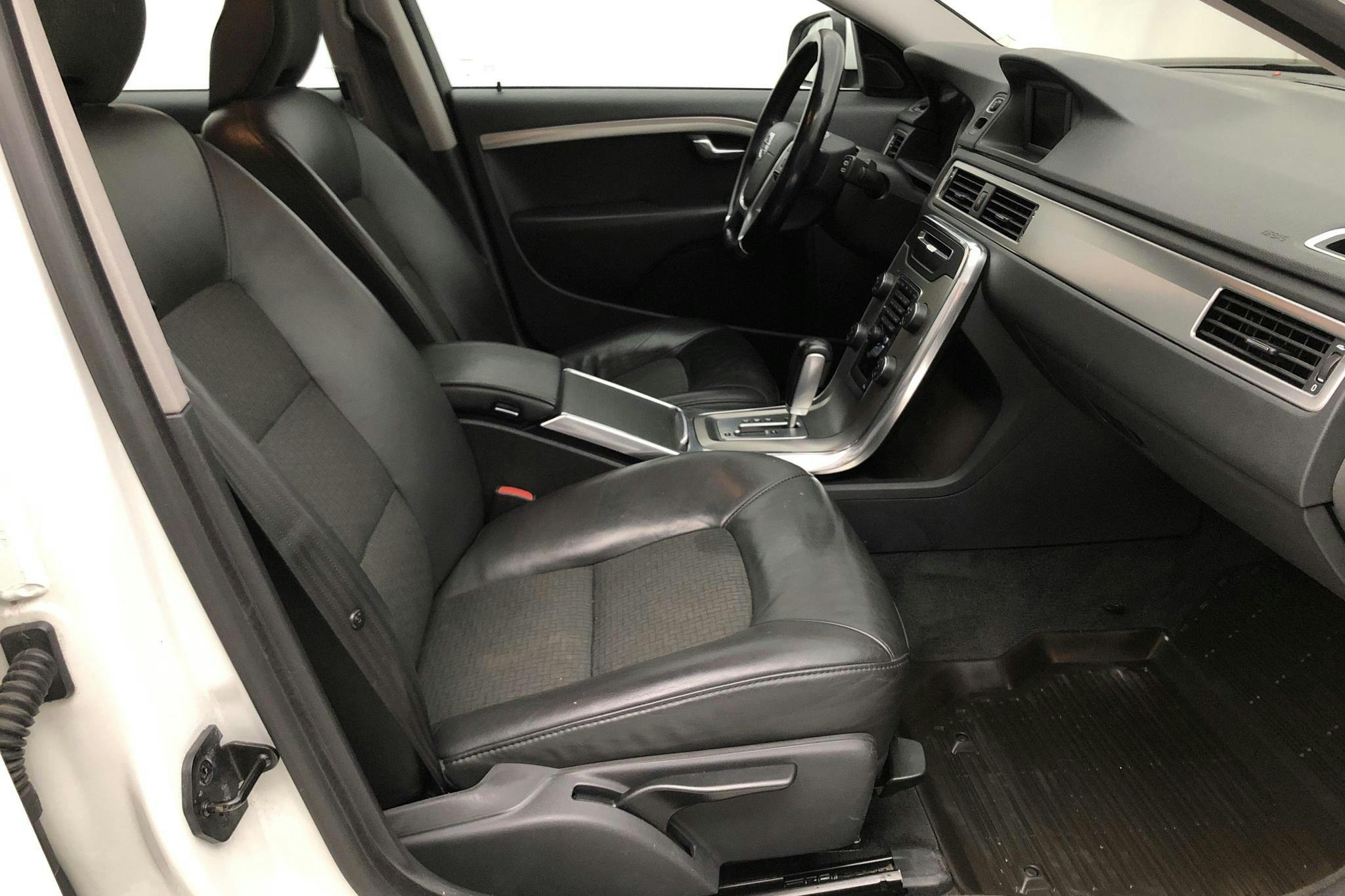 Volvo V70 II D3 (163hk) - 251 890 km - Automatic - white - 2012