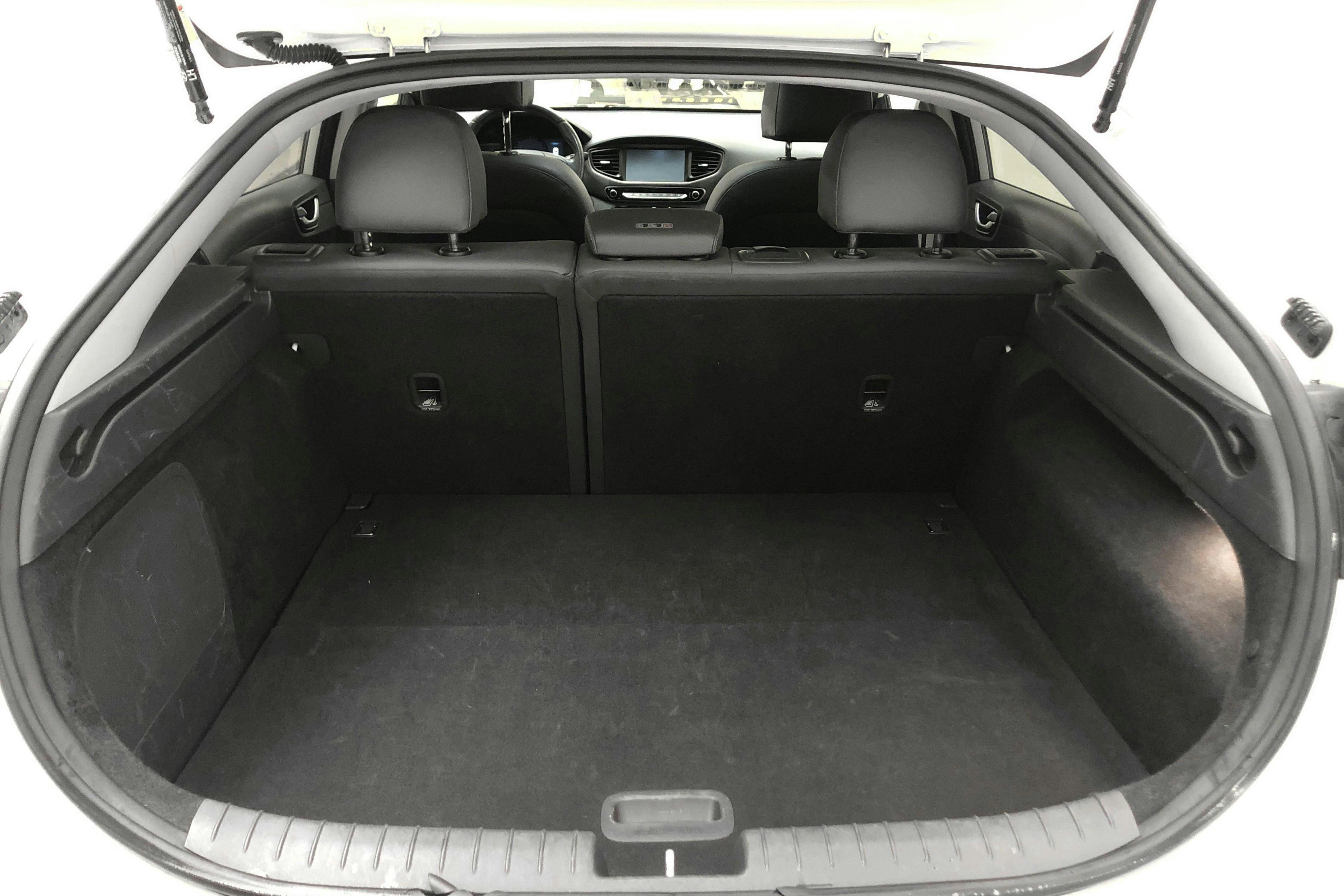 Hyundai IONIQ Electric (120hk) - 7 116 mil - Automat - vit - 2019