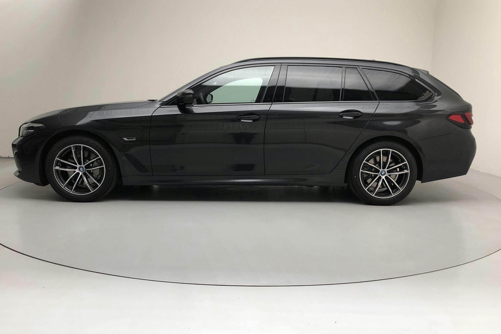 BMW 530e xDrive Touring, G31 12kWh LCI (292hk) - 719 mil - Automat - grå - 2023