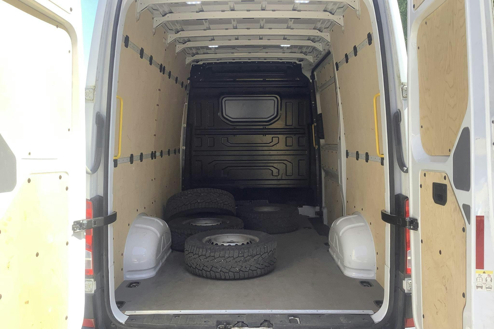 VW Crafter 35 2.0 TDI Skåp (177hk) - 4 403 mil - Manuell - vit - 2017