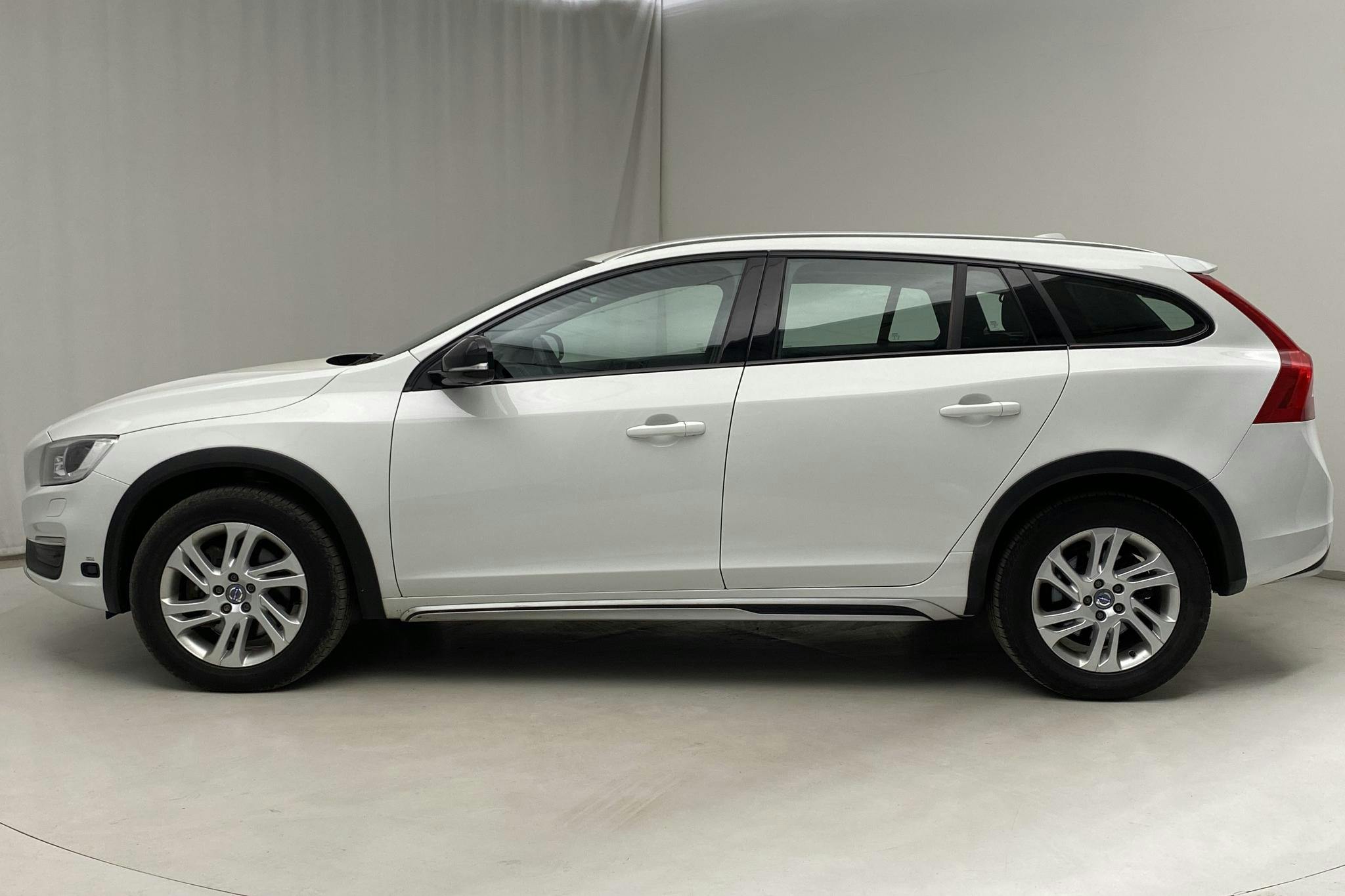 Volvo V60 D3 Cross Country (150hk) - 140 190 km - Automatic - white - 2018