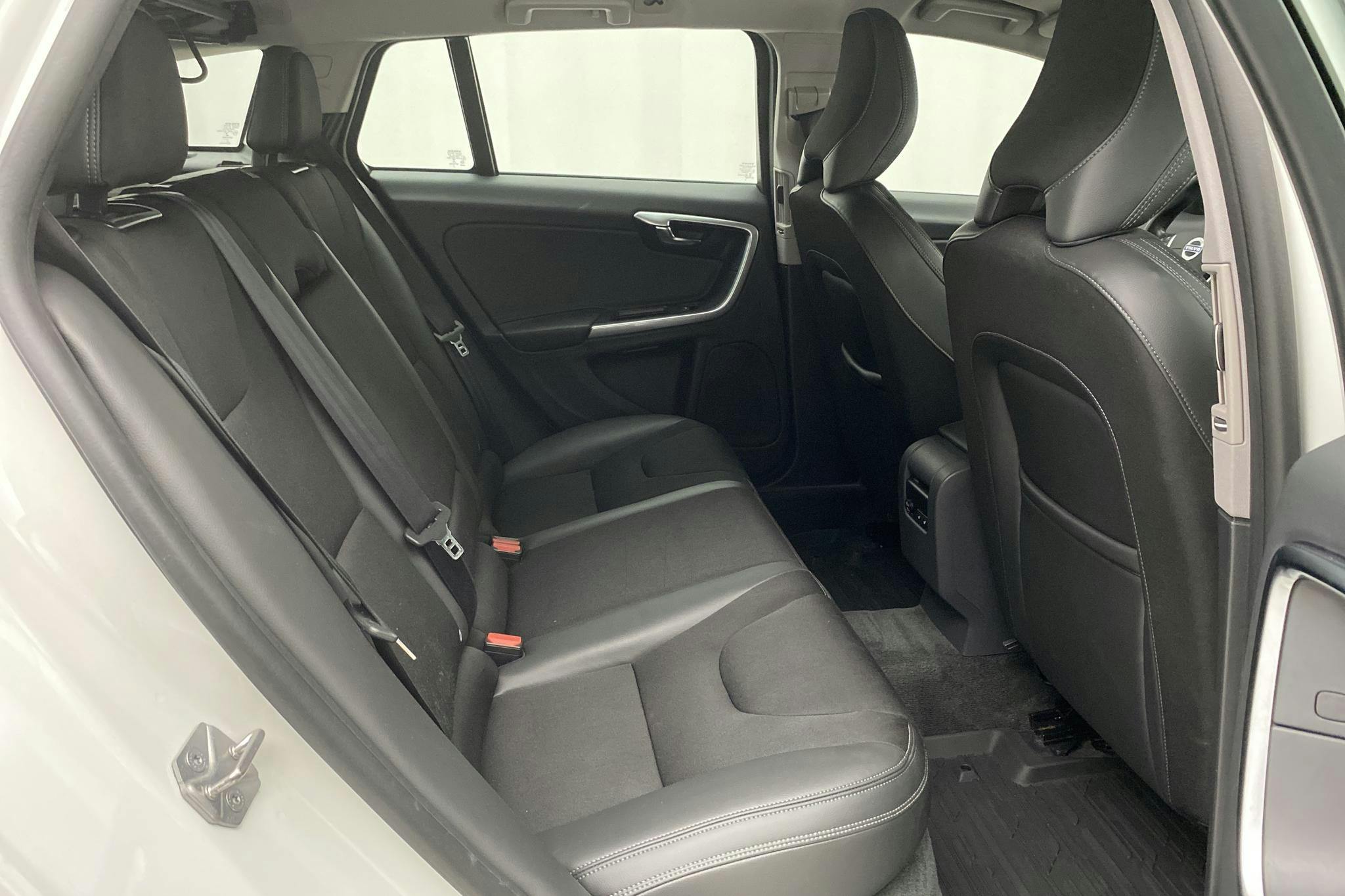 Volvo V60 D3 Cross Country (150hk) - 140 190 km - Automatic - white - 2018