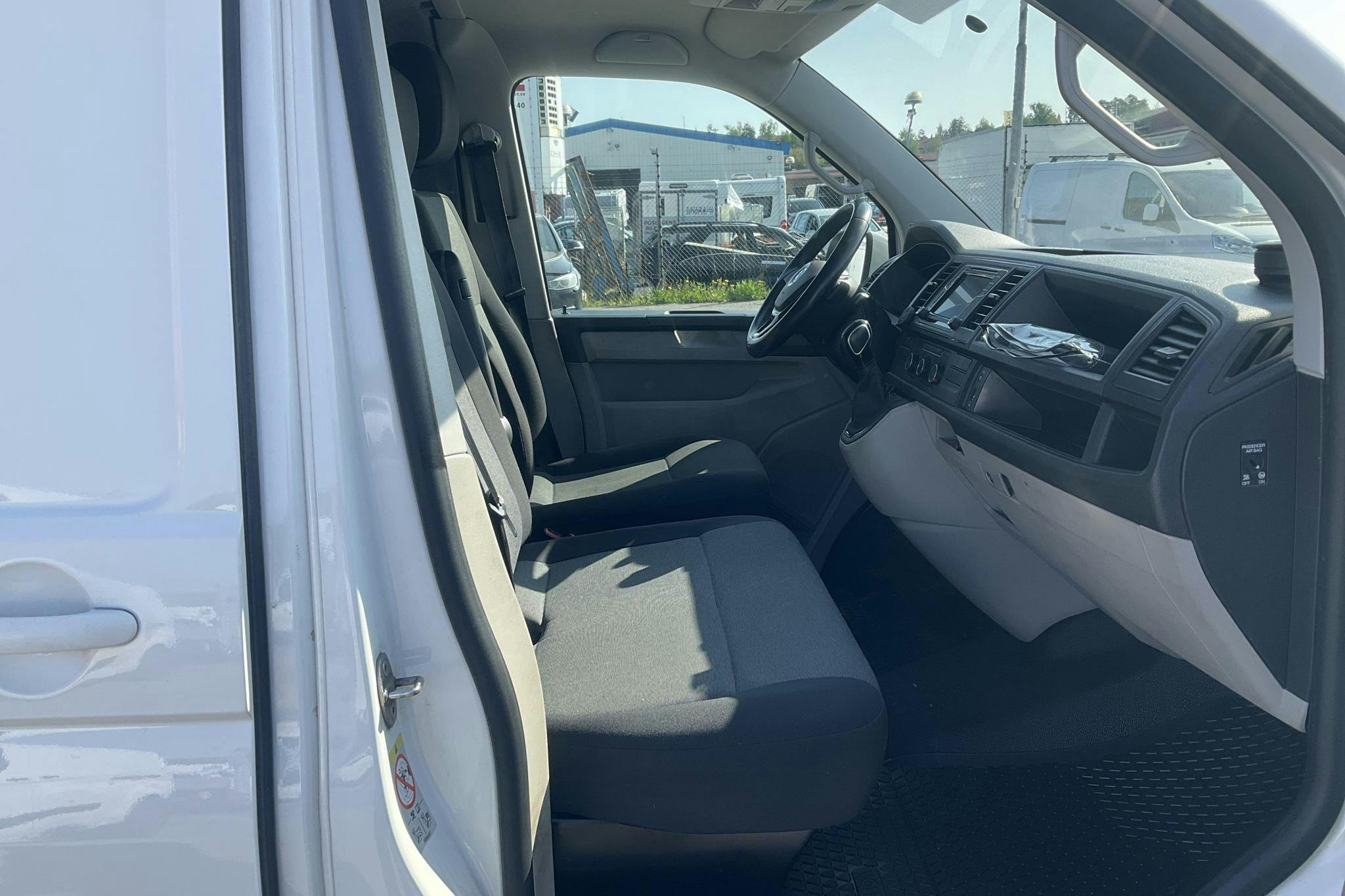 VW Transporter T6 2.0 TDI BMT Skåp (150hk) - 13 263 mil - Automat - vit - 2018