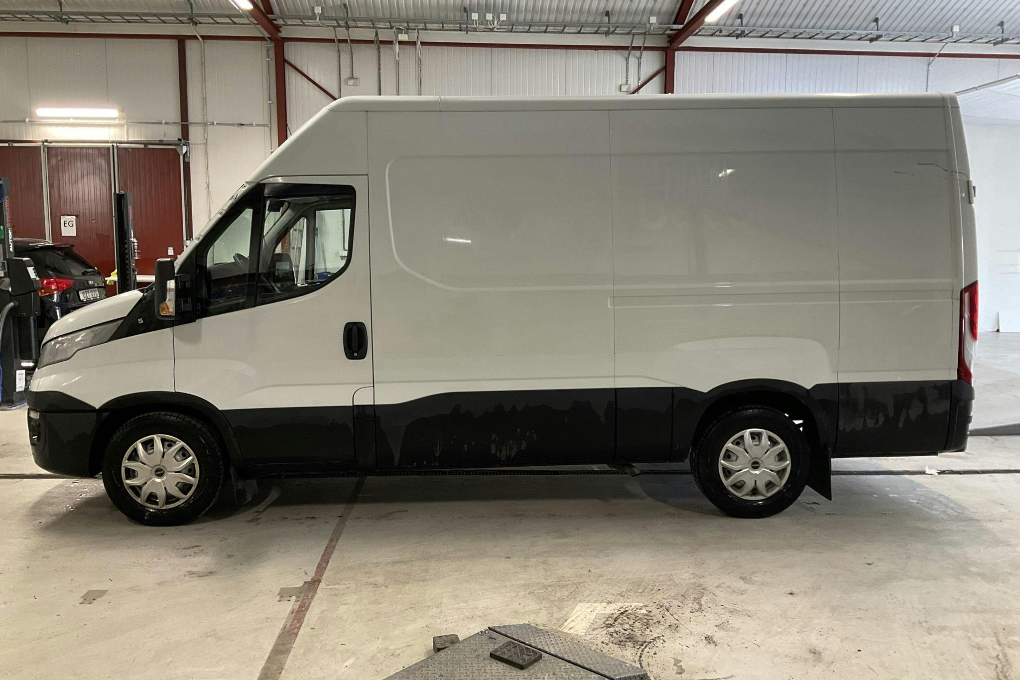 Iveco Daily 35 2.3 (136hk) - 173 670 km - Automatic - white - 2017