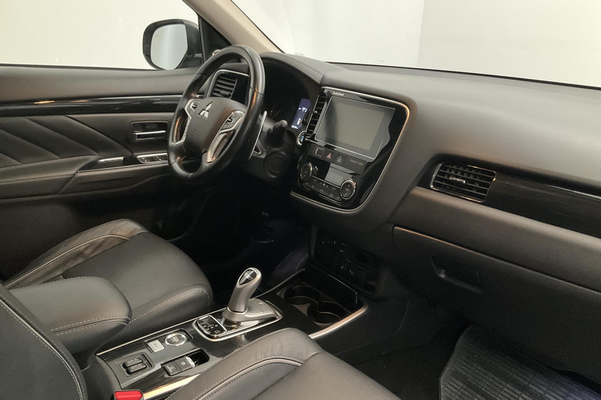Mitsubishi Outlander 2.0 Plug-in Hybrid 4WD (121hk) - 6 049 mil - Automat - brun - 2018