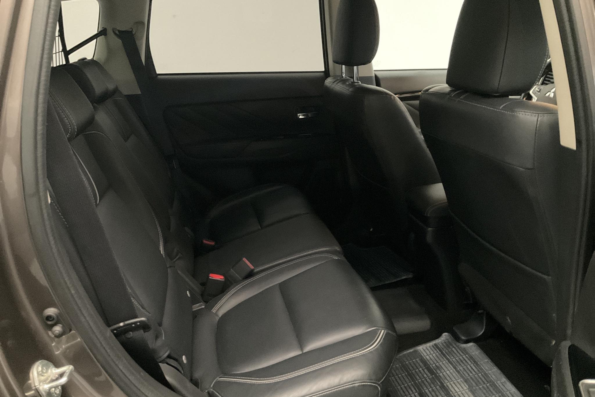 Mitsubishi Outlander 2.0 Plug-in Hybrid 4WD (121hk) - 60 490 km - Automatic - brown - 2018