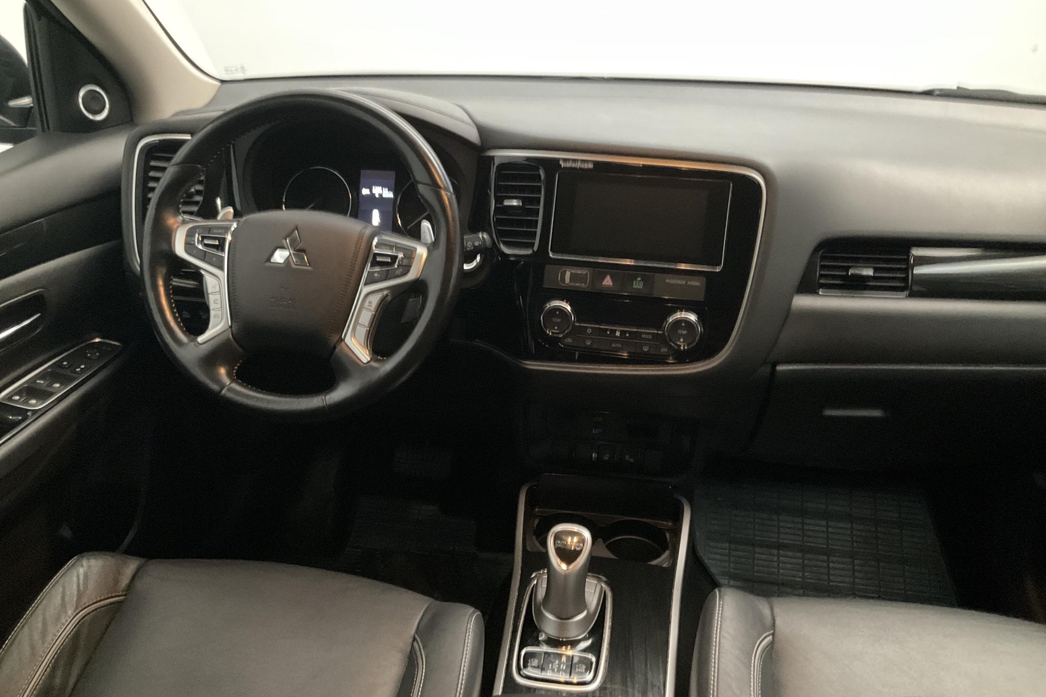 Mitsubishi Outlander 2.0 Plug-in Hybrid 4WD (121hk) - 60 490 km - Automatic - brown - 2018
