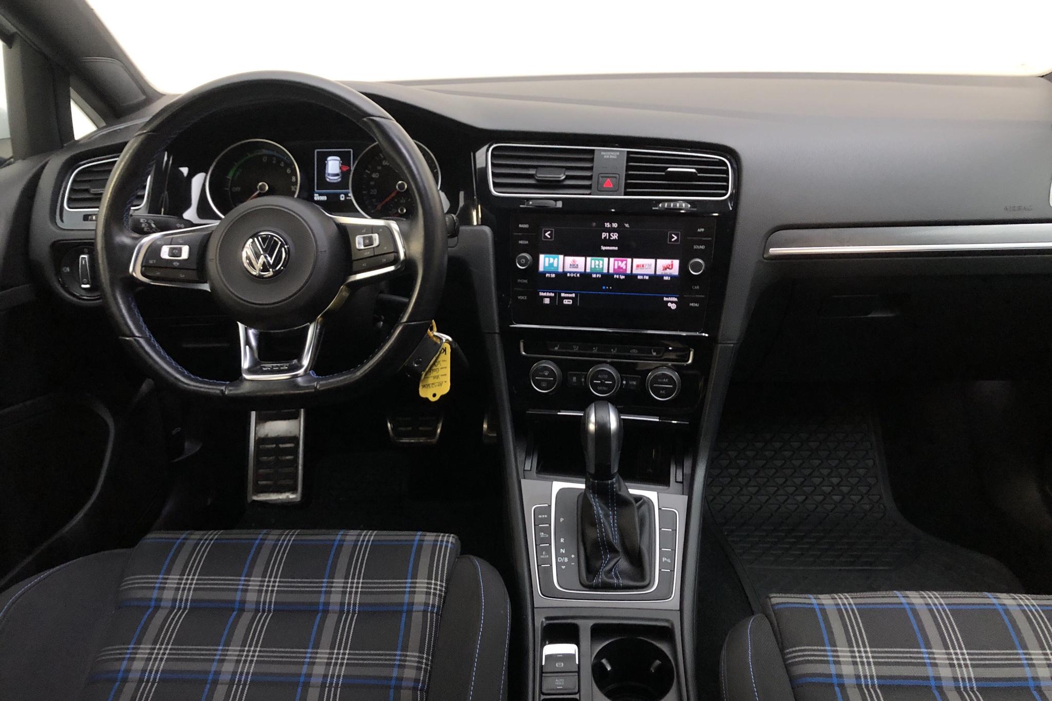 VW Golf VII GTE 5dr (204hk) - 6 929 mil - Automat - vit - 2020